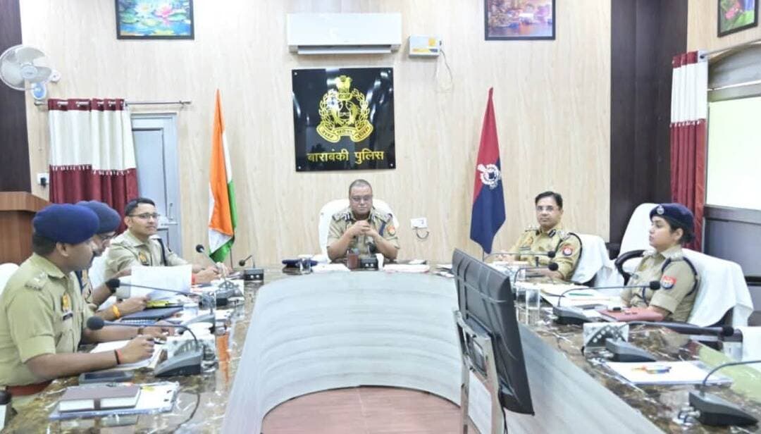 बाराबंकी में डीआईजी सोमेन वर्मा ने पुलिस लाइन सभागार में मंडलीय समीक्षा बैठक की, कानून व्यवस्था, महिला अपराध और गैंगस्टर एक्ट पर कार्रवाई के सख्त निर्देश दिए, सभी अधीक्षक मौजूद रहे।
#BarabankiPolice #DIGAyodhya #SomenVerma #UPPolice #BarabankiNews #LawAndOrder