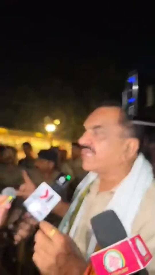 किच्छा। मंडी मतगणना स्थल में हंगामा। कांग्रेस प्रत्याशी राजेश प्रताप सिंह को पुलिस ने घसीट कर बाहर निकाला।
आर ओ के बुलाने के बाद भी पुलिस रोकती दिखी। पुलिस नें पत्रकारो के कैमरे पर हाथ मारे।
11 pm