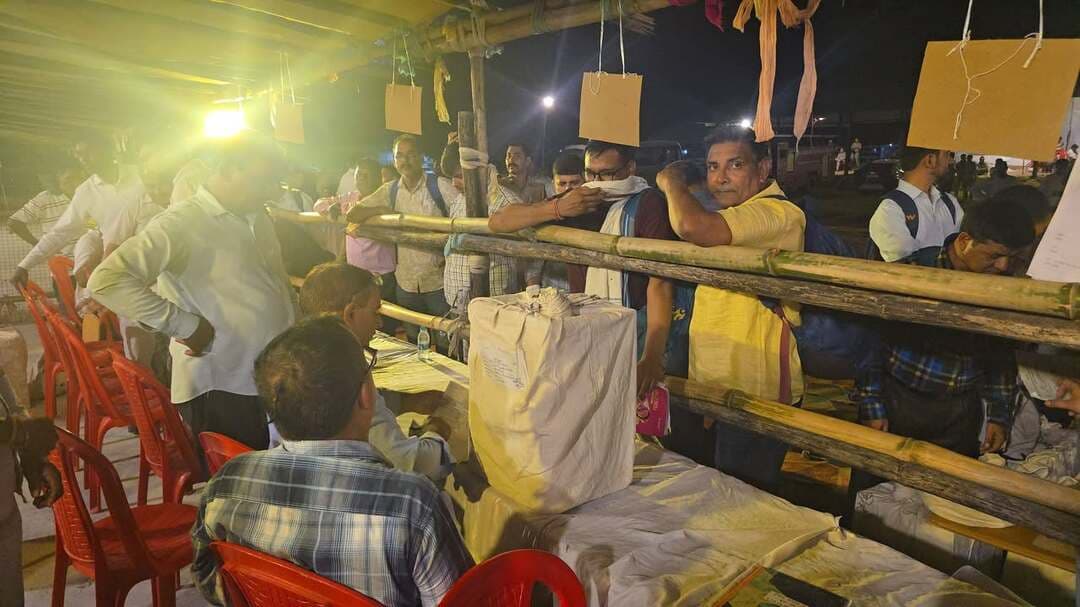 किच्छा मंडी स्ट्रांग रूम पहुंची मत पेटियां।