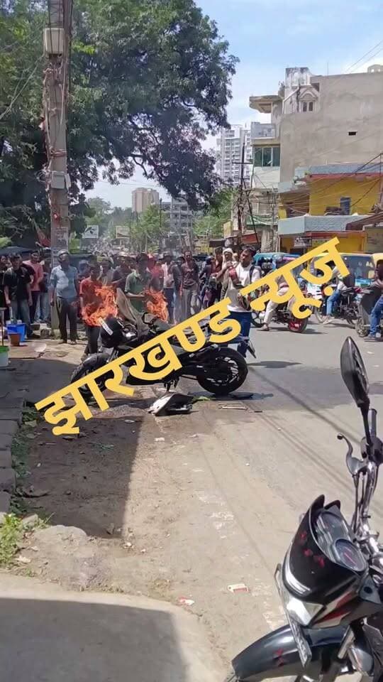राँची के कोकर मे जलती बाईक पर कोको कोला डालते युवक