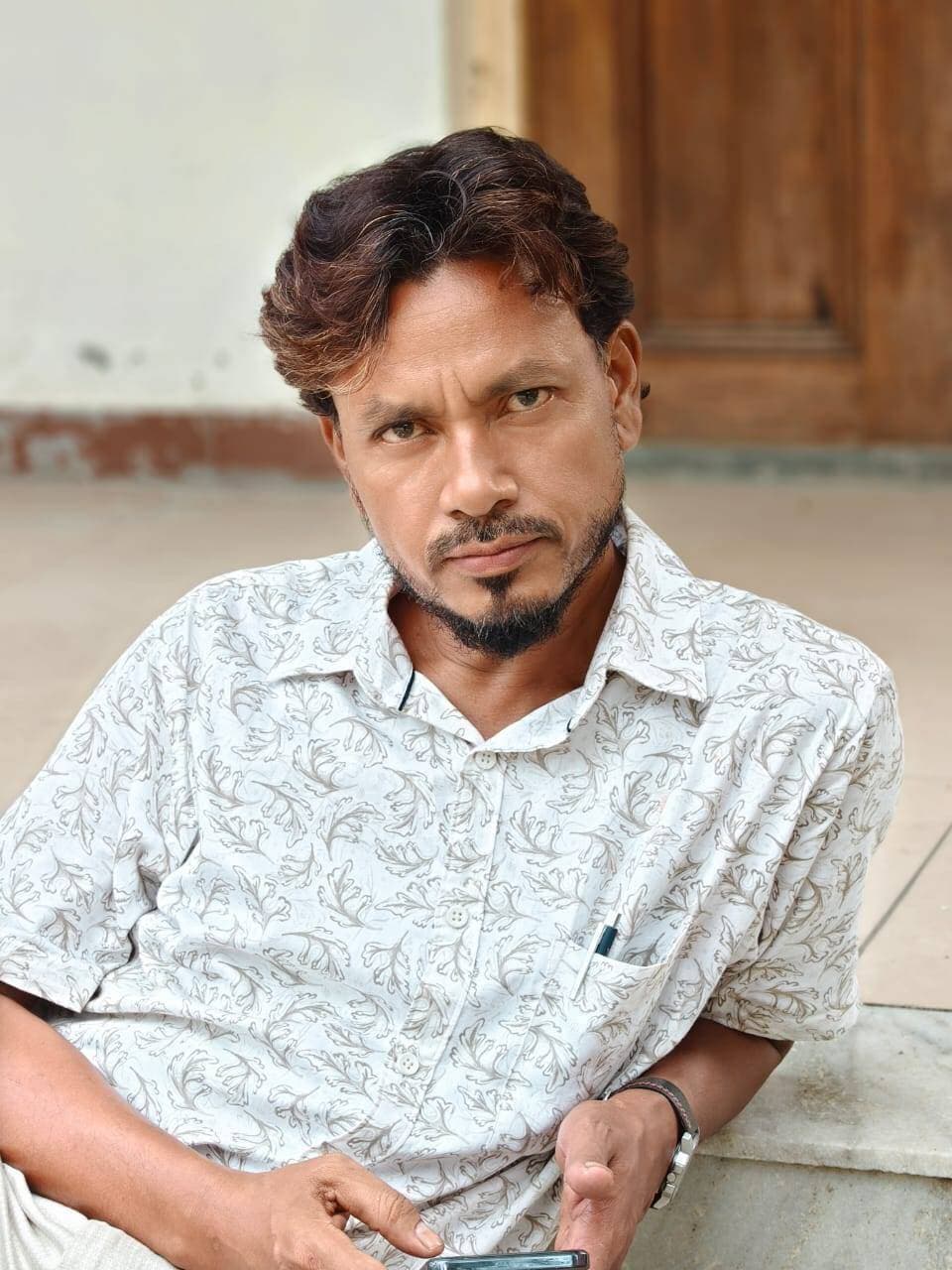 শোকস্তব্ধ মেখলিগঞ্জ, প্রয়াত বিশিষ্ট সাংবাদিক ও অভিনেতা বিজয় চন্দ্র বর্মণ
মেখলিগঞ্জের বিশিষ্ট সাংবাদিক বিজয় চন্দ্র বর্মণের অকাল প্রয়াণে আমরা গভীরভাবে শোকাহত।
দীর্ঘদিন ধরে তিনি উত্তরবঙ্গ সংবাদ-সহ বিভিন্ন সংবাদপত্র ও সংবাদমাধ্যমে সাংবাদিকতার সঙ্গে যুক্ত ছিলেন। সাংবাদিকতার পাশাপাশি অভিনয় জগতেও তাঁর ছিল স্বতন্ত্র পরিচিতি। একাধিক রাজবংশী সিনেমা ও অ্যালবামে অভিনয় করার পাশাপাশি একটি জনপ্রিয় বাংলা ধারাবাহিকেও আংশিক চরিত্রে অভিনয়ের সুযোগ পেয়েছিলেন তিনি।
তাঁর অকাল প্রয়াণে মেখলিগঞ্জের সংবাদমাধ্যম ও সাংস্কৃতিক জগতে এক অপূরণীয় শূন্যতা তৈরি হল।
বিজয় চন্দ্র বর্মণের স্মৃতির প্রতি গভীর শ্রদ্ধা।
শোকসন্তপ্ত পরিবার ও পরিজনদের প্রতি SINEWS-এর আন্তরিক সমবেদনা।
🕯️ ওঁ শান্তি।
(ছবি গুলি মাত্র চার মাস আগের। তখনও কেউ বুঝতে পারেনি তার মারণ ক্যান্সার রোগ তার শরীরে বাস করছেন।)