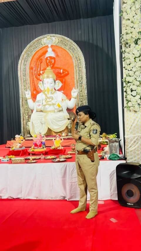 આજરોજ સમાજની સુરક્ષા, શાંતિ અને વ્યવસ્થા માટે મહત્વપૂર્ણ ભૂમિકા ભજવતા આપણા પોલીસ પરિવારની ફરજનિષ્ઠા અને સેવાભાવનાને બિરદાવવાના ભાવથી શ્રી જળદેવી ગ્રૂપ દ્વારા માંડવા ચા બાદશાહ બાપ્પાની ભવ્ય આરતી માટે વલસાડ રૂરલ પોલીસ તેમજ વલસાડ પોલીસ ટીમને આમંત્રણ પાઠવવામાં આવ્યું હતું.
આ પાવન પ્રસંગે વાપી SOG PI શ્રી ડી.ડી. પરમાર સાહેબ તેમજ વલસાડ રૂરલ પોલીસ સ્ટેશન ના PSI શ્રીમતી આર.વી. ચુડાસમા મેડમ તેમજ કેતન સર અને સંજય સર ઉપસ્થિત રહી માંડવા ચા બાદશાહ બાપ્પાના દર્શન કરી આરતીનો લાભ લીધો હતો.
જ્યારે આપણે આપણા પરિવાર સાથે તહેવારોની ખુશીઓ માણીએ છીએ, ત્યારે કોઈ પોલીસ કર્મચારી પોતાના પરિવારથી દૂર રહીને આપણા પરિવારની સુરક્ષા માટે ફરજ પર ઊભો હોય છે. આપણે નિરાંતે ઉજવણી કરી શકીએ છીએ, કારણ કે કોઈક આપણી સુરક્ષા માટે જાગતું હોય છે.
પોલીસની વર્દી માત્ર એક ગણવેશ નથી…
એ વિશ્વાસ છે, જવાબદારી છે અને સમાજની સુરક્ષાનું વચન છે.
બાપ્પા સૌ પર કૃપા વરસાવે અને આપણા પોલીસ
