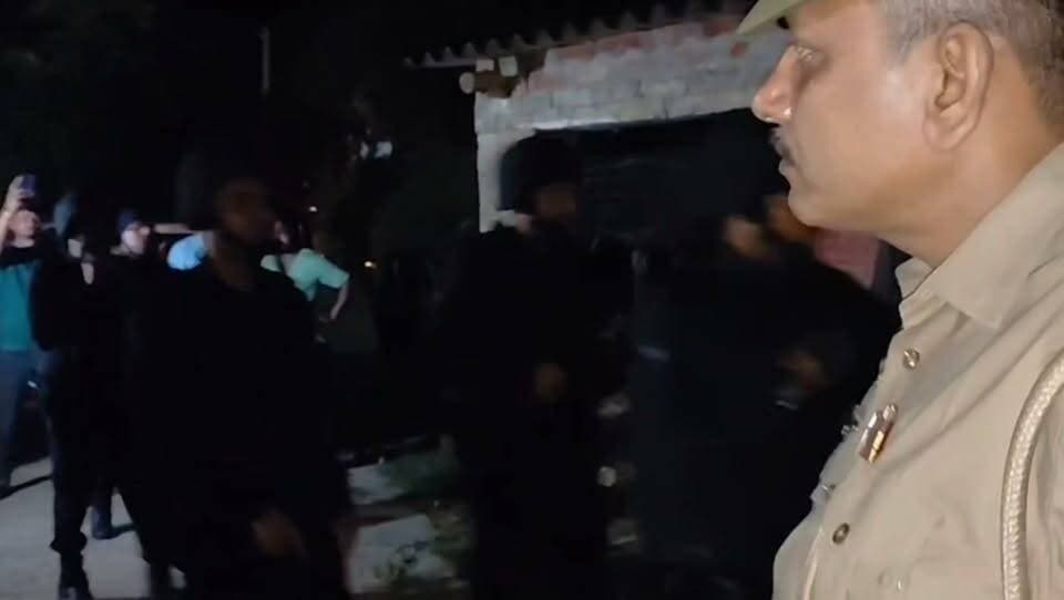 आजमगढ़ के अहिरौला में घटना के बाद SSP डॉ. अनिल कुमार का बयान, रेस्क्यू के लिए पहुंची कमांडो टीम
#खबरेंअभीतक #KhabareAbhiTak #आजमगढ़ #अहिरौला #Police