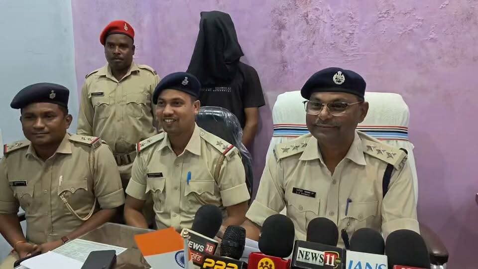 गांजा तस्करी के मामले में 1 साल से फरार चल रहे व्यक्ति को चतरा से गिरफ्तार करते हुए भेजा गया जेल
