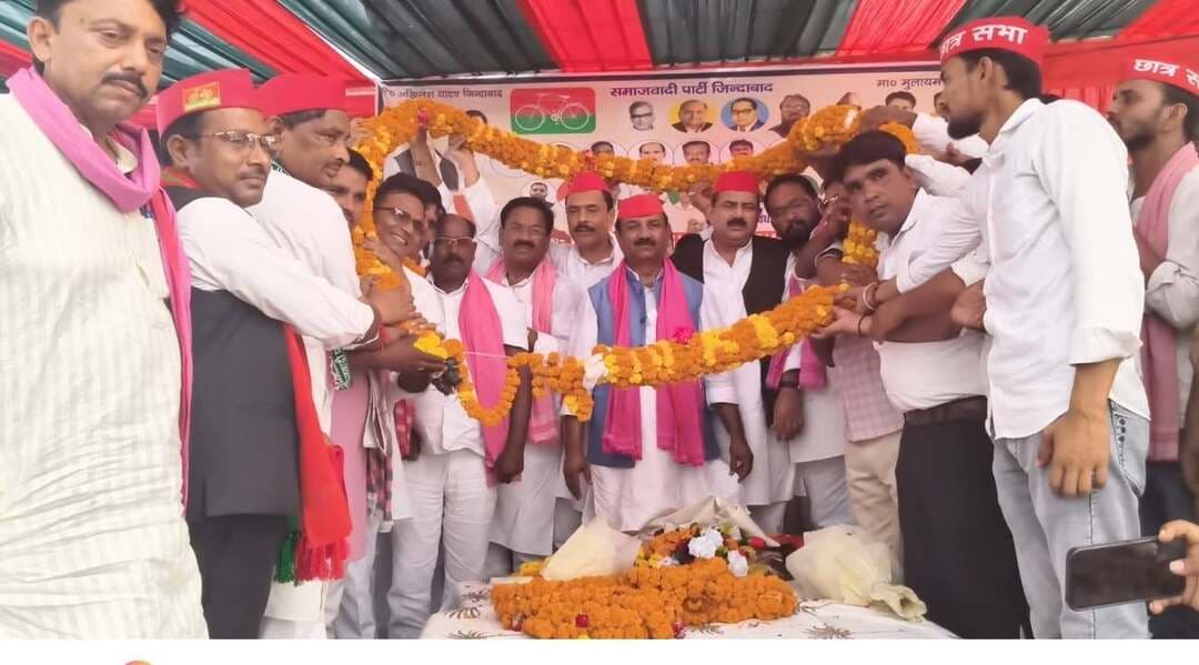 👉#पुवायां में श्यामलाल पाल ने भरी 2027 की हुंकार, बोले- 11 की 11 एमएलसी सीटें जीतेगी सपा
--#PDA सम्मेलन में भाजपा पर साधा निशाना, संविधान-आरक्षण से लेकर रोजगार तक उठाए सवाल
शाहजहांपुर/पुवायां। समाजवादी पार्टी के प्रदेश अध्यक्ष श्यामलाल पाल मंगलवार को शाहजहांपुर पहुंचे। सेहरामऊ दक्षिणी स्थित इमरान के ढाबे के पास जिलाध्यक्ष एवं पूर्व चेयरमैन तनवीर खान और पूर्व मंत्री अवधेश कुमार वर्मा के नेतृत्व में पार्टी नेताओं व कार्यकर्ताओं ने उनका और प्रदेश महासचिव, विधायक एवं पूर्व मंत्री तथा जनपद प्रभारी अता उर रहमान का फूल-मालाओं और बुके भेंट कर स्वागत किया। इसके बाद ग्राम नागरपाल में पूर्व एमएलसी अमित यादव व सपा नेता अरविंद पाल तथा फैक्ट्री स्टेट के पास पूर्व विधायक राजेश यादव व पूर्व विधायक रोशन लाल वर्मा के नेतृत्व में दोनों नेताओं का स्वागत किया गया। पैना के पास भी सपा अल्पसंख्यक सभा के नगर विधानसभा अध्यक्ष अरशद खान और मो. शाहनवाज के नेतृत्व में कार्यकर्ताओं ने स्वागत किया।इसके बाद प्रदेश अध्यक्ष श्यामलाल पाल पुवायां के गायत्री पैलेस में आयोजित PDA कार्यकर्ता सम्मेलन में पहुंचे। यहां उन्होंने मुख्य अतिथि के रूप में शिरकत की, जबकि अता उर रहमान विशिष्ट अतिथि रहे। अध्यक्षता पुवायां विधानसभा अध्यक्ष डॉ. जितेंद्र वर्मा ने की और सम्मेलन के संयोजक जिलाध्यक्ष तनवीर खान रहे। सम्मेलन में विधानसभा अध्यक्षों, ब्लॉक अध्यक्षों, फ्रंटल संगठनों के अध्यक्षों, जोनल, सेक्टर और बूथ प्रभारियों समेत बड़ी संख्या में कार्यकर्ता मौजूद रहे। प्रदेश अध्यक्ष ने पदाधिकारियों और कार्यकर्ताओं का फूल-मालाओं से स्वागत कर उत्साहवर्धन किया।अपने संबोधन में श्यामलाल पाल ने केंद्र और प्रदेश की भाजपा सरकार पर जमकर निशाना साधा। उन्होंने आरोप लगाया कि भाजपा संविधान, लोकतंत्र और आरक्षण को कमजोर करना चाहती है। उन्होंने कहा कि डॉ. भीमराव आंबेडकर की मूर्तियों को क्षतिग्रस्त किए जाने की घटनाएं दुर्भाग्यपूर्ण हैं और सपा तथा PDA के लोग बाबा साहब के अपमान को बर्दाश्त नहीं करेंगे। उन्होंने कहा कि सपा अध्यक्ष अखिलेश यादव सभी वर्गों और धर्मों का सम्मान करते हैं। भाजपा पर भगवान श्रीराम के नाम पर राजनीति करने का आरोप लगाते हुए उन्होंने कहा कि जनता इसका जवाब देगी।श्यामलाल पाल ने छात्र और नौजवानों के मुद्दे पर भी सरकार को घेरा। उन्होंने कहा कि युवा मेहनत कर डॉक्टर, इंजीनियर और अन्य बड़े पदों पर पहुंचने का सपना देखते हैं, लेकिन परीक्षा से पहले पेपर लीक होने से उनके सपने टूट जाते हैं। उन्होंने आरोप लगाया कि अपने अधिकारों के लिए आवाज उठाने वाले छात्र-नौजवानों पर पुलिस लाठीचार्ज करती है।न्होंने कहा कि 2027 के विधानसभा चुनाव में सभी के सहयोग से सपा और PDA की सरकार बनेगी। उन्होंने कहा कि अखिलेश यादव के मुख्यमंत्री बनने पर गरीब महिलाओं को सालाना 40 हजार रुपये की आर्थिक सहायता, 300 यूनिट मुफ्त बिजली, बेरोजगार युवाओं को रोजगार के अवसर और रिक्त पदों पर भर्ती की दिशा में काम किया जाएगा। उन्होंने संविदा कर्मचारियों को स्थायी करने की भी बात कही। साथ ही आगामी एमएलसी चुनाव को लेकर दावा किया कि समाजवादी पार्टी उत्तर प्रदेश की 11 की 11 सीटों पर जीत हासिल करेगी। उन्होंने कार्यकर्ताओं से चुनाव की तैयारियों में जुटने और संगठन को बूथ स्तर तक मजबूत करने की अपील की।विशिष्ट अतिथि अता उर रहमान ने कहा कि भाजपा चुनाव से पहले घोषणा पत्र में जनता से तमाम वादे करती है, लेकिन सरकार बनने के बाद उन्हें पूरा नहीं करती। उन्होंने कहा कि सपा सरकारों में घोषणा पत्र के वादों को पूरा किया गया। उन्होंने 2027 के विधानसभा चुनाव को लोकतंत्र और संविधान की रक्षा के लिए महत्वपूर्ण बताते हुए सपा और PDA की सरकार बनाने की अपील की।कार्यक्रम के बाद पीलीभीत जाते समय बंडा टोल प्लाजा के पास पूर्व विधानसभा अध्यक्ष विपिन दीक्षित और बंडा ब्लॉक अध्यक्ष मोनू मिश्रा ने भी प्रदेश अध्यक्ष का फूल-माला पहनाकर स्वागत किया। कार्यक्रम में पूर्व मंत्री अवधेश कुमार वर्मा, पूर्व विधायक रोशन लाल वर्मा, पूर्व एमएलसी अमित यादव, जिला महासचिव रणजय सिंह यादव, जितेंद्र प्रसाद गौतम, पूर्व लोकसभा प्रत्याशी ज्योत्सना कश्यप, प्रदेश सचिव विजय सिंह, सरदार राजवीर सिंह बाठ, जिला महिला सभा अध्यक्ष किरन कठेरिया, रागिनी सिंह चौहान, मुनेंद्र पाल सिंह यादव, सूरजपाल सिंह यादव, संदीप यादव, सैयद रिजवान अहमद, नीरज मिश्रा, राजीव राठौर, जिला उपाध्यक्ष ब्रह्मानंद मिश्रा, मो. शाहनवाज समेत बड़ी संख्या में सपा नेता, पदाधिकारी और कार्यकर्ता मौजूद रहे। अंत में जिलाध्यक्ष तनवीर खान ने सभी का आभार व्यक्त किया।
Samajwadi Party Mohd Shahnawaz Tanveer Khan