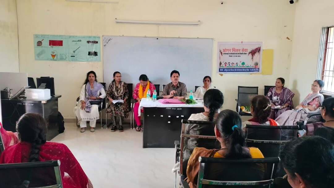 सेवा संकल्प अभियान-2026 के अंतर्गत प्रस्तावित आंगन मिलन सेवा कार्यक्रम की तैयारियों के संबंध में खैरागढ़ परियोजना के आंगनबाड़ी कार्यकर्ताओं, सुपरवाइजरों एवं सीडीपीओ की बैठक आयोजित की गई। बैठक में कार्यक्रम की रूपरेखा, आवश्यक तैयारियों एवं व्यवस्थाओं की समीक्षा करते हुए संबंधित अधिकारियों-कर्मचारियों को आवश्यक दिशा-निर्देश दिए गए।
#सेवा_संकल्प_अभियान #SevaSankalpAbhiyan #SevaSankalp #JanSeva #JanBhagidari ViksitChhattisgarh SevaSeVikas
CGkeAshirwadkaDiya
sevasankalpabhiyan
modiat25
vishnubhaiya