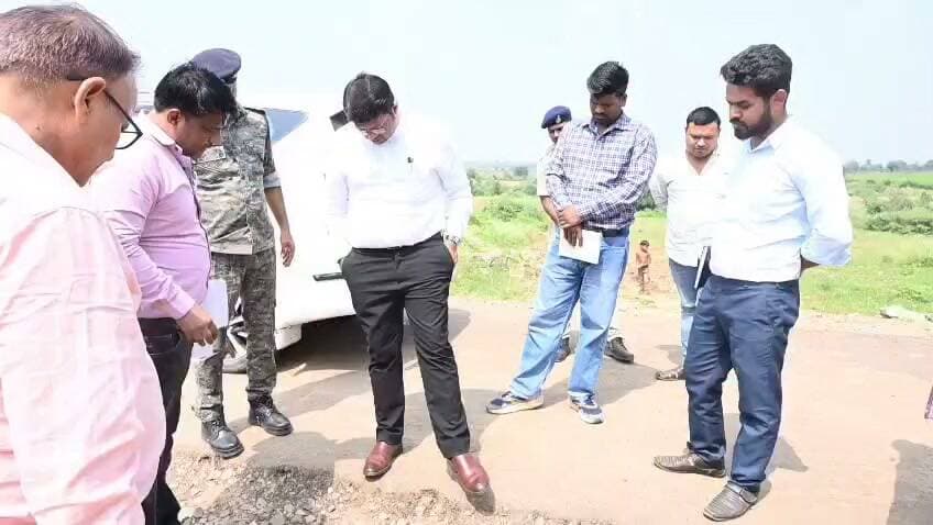 पोहरी में कलेक्टर अर्पित वर्मा का औचक निरीक्षण, सड़क की गुणवत्ता पर जताई नाराजगी
शिवपुरी। कलेक्टर अर्पित वर्मा ने पोहरी क्षेत्र के लोहरेहार और छर्च में विभिन्न शासकीय संस्थाओं एवं विकास कार्यों का औचक निरीक्षण किया। निरीक्षण के दौरान लोहरेहार में सड़क निर्माण की गुणवत्ता निर्धारित मानकों के अनुरूप नहीं पाए जाने पर कलेक्टर ने नाराजगी जताई।
कलेक्टर ने संबंधित ठेकेदार को नोटिस जारी करने तथा संबंधित फर्म द्वारा कराए गए अन्य सड़क निर्माण कार्यों की भी गुणवत्ता जांच कराने के निर्देश दिए।
इसके बाद कलेक्टर ने छर्च शासकीय स्कूल का निरीक्षण किया। यहां विद्यार्थियों को जमीन पर बैठकर पढ़ते देख उन्होंने बच्चों के लिए आवश्यक बेंच एवं फर्नीचर की व्यवस्था कराने के निर्देश दिए। स्कूल की शासकीय भूमि पर अतिक्रमण की स्थिति सामने आने पर उसे हटाने के लिए संबंधित अधिकारियों को सख्त कार्रवाई के निर्देश दिए।
कलेक्टर ने प्राथमिक स्वास्थ्य केंद्र छर्च का भी निरीक्षण कर स्वास्थ्य सेवाओं और व्यवस्थाओं की जानकारी ली। बेहतर स्वास्थ्य सेवाएं उपलब्ध कराने के लिए कार्यरत नर्सों की सराहना की।
P.NEWZ INDIA | पत्रकार राम मनोहर मिश्रा
हर खबर पर पैनी नजर, सबसे पहले P.NEWZ INDIA