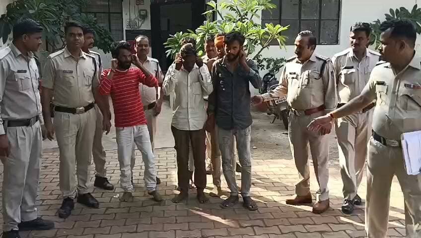 सार्वजनिक स्थान पर उत्पात मचाने वालों पर कोतवाली पुलिस की कार्रवाई
शिवपुरी। थाना कोतवाली पुलिस द्वारा शांति एवं कानून व्यवस्था बनाए रखने के लिए सार्वजनिक स्थानों पर उत्पात मचाकर आमजन को भयभीत करने वाले 05 व्यक्तियों को गिरफ्तार किया गया।
पुलिस द्वारा आरोपियों के विरुद्ध आवश्यक वैधानिक कार्रवाई करते हुए उन्हें माननीय न्यायालय के समक्ष पेश किया गया, जहां से उन्हें जेल भेज दिया गया।
कोतवाली पुलिस ने स्पष्ट किया कि सार्वजनिक स्थानों पर अशांति फैलाने एवं आमजन को परेशान करने वालों के विरुद्ध पुलिस की कार्रवाई आगे भी जारी रहेगी।
P.NEWZ INDIA | पत्रकार राम मनोहर मिश्रा
#Shivpuri #KotwaliPolice #PoliceAction #LawAndOrder #PNEWZINDIA