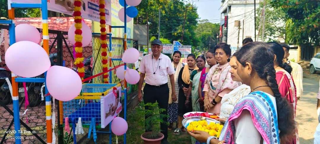 🔹अनचाहे नवजात शिशुओं को सुरक्षित आश्रय देने के लिए वन स्टॉप सेंटर में स्थापित हुआ ‘पालना’
➡️ कलेक्टर नर्मदापुरम श्री सोमेश मिश्रा के निर्देशों के अनुसार मिशन वात्सल्य अंतर्गत नर्मदापुरम स्थित वन स्टॉप सेंटर में ‘पालना’ स्थापित किया गया है। इस पहल का उद्देश्य ऐसे नवजात शिशुओं को सुरक्षित एवं संरक्षित स्थान उपलब्ध कराना है, जिन्हें किसी कारणवश उनके माता-पिता या अभिभावक अपने साथ नहीं रखना चाहते हैं।
मिशन वात्सल्य के अंतर्गत स्थापित इस पालना के माध्यम से ऐसे माता-पिता या अभिभावक, जो अनचाहे नवजात शिशु को अपने साथ रखने में असमर्थ हैं अथवा उसे कहीं छोड़ने की स्थिति में हैं, वे बिना अपनी पहचान बताए नवजात को सुरक्षित रूप से पालना में छोड़ सकते हैं। इससे नवजात शिशुओं को असुरक्षित परिस्थितियों में छोड़े जाने की संभावना को कम करने के साथ उन्हें तत्काल सुरक्षित एवं संरक्षित वातावरण उपलब्ध कराया जा सकेगा।
वन स्टॉप सेंटर में पालना स्थापना के अवसर पर संभागीय संयुक्त संचालक महिला एवं बाल विकास नर्मदापुरम श्रीमती तृप्ति त्रिपाठी, जिला कार्यक्रम अधिकारी महिला एवं बाल विकास नर्मदापुरम श्री संजय कुमार जैन, वन स्टॉप सेंटर की प्रशासक श्रीमती प्रतिभा वाजपेयी सहित सेंटर का अमला उपस्थित रहा।
#narmadapuram CM Madhya Pradesh Dr Mohan Yadav Jansampark Madhya Pradesh General Administration Department, MP Department Of Women Child Development, Madhya Pradesh