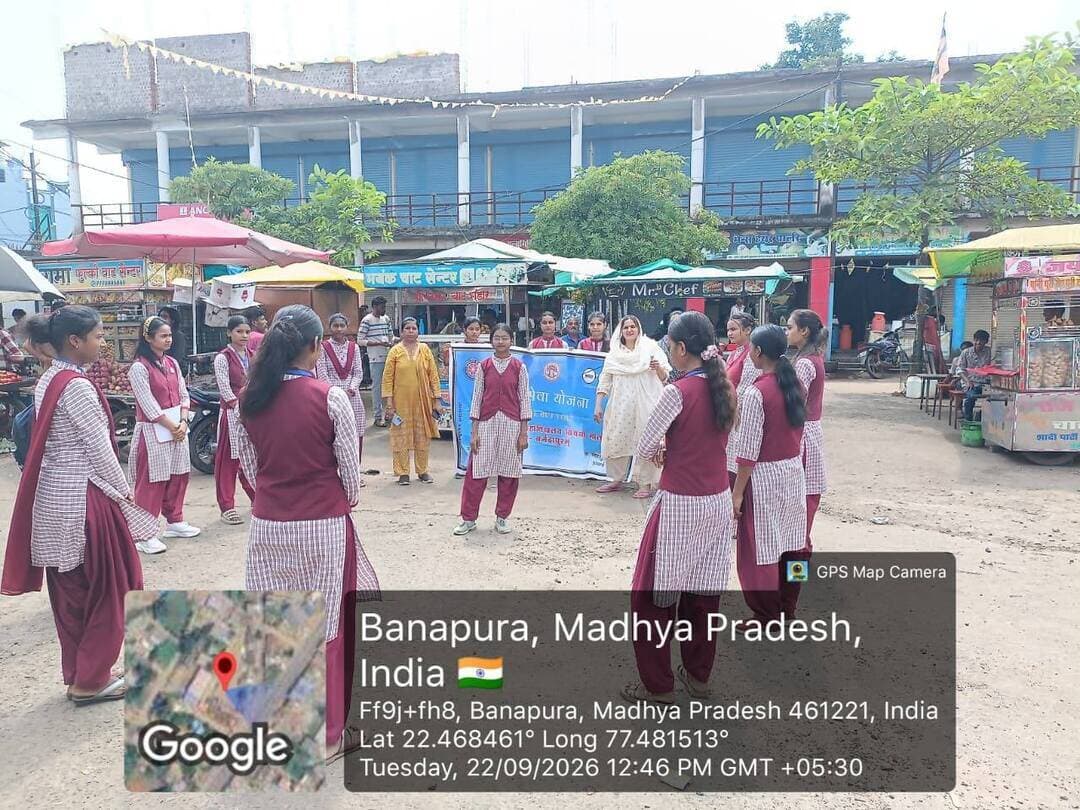 सेवा संकल्प अभियान
सेवा संकल्प अभियान के अंतर्गत ‘बेटी बचाओ, बेटी पढ़ाओ’ विषय पर नुक्कड़ नाटक का आयोजन
सेवा संकल्प अभियान के अंतर्गत मंगलवार को शासकीय कन्या महाविद्यालय, सिवनी मालवा द्वारा राष्ट्रीय सेवा योजना (NSS) तथा रेड रिबन क्लब के सहयोग से बानापुरा बस स्टैंड पर नुक्कड़ नाटक का आयोजन किया गया। नुक्कड़ नाटक का विषय ‘बेटी बचाओ, बेटी पढ़ाओ’ रहा। छात्राओं ने प्रभावशाली प्रस्तुति के माध्यम से बेटियों के संरक्षण, शिक्षा एवं उन्हें समान अवसर प्रदान करने का संदेश आमजन तक पहुँचाया। कार्यक्रम के दौरान समाज में बेटियों के प्रति सकारात्मक सोच विकसित करने तथा बालिकाओं की शिक्षा को प्रोत्साहित करने के लिए जागरूक किया गया।
इस अवसर पर सेवा संकल्प अभियान नोडल अधिकारी श्री मिथुन बारिया सहायक प्राध्यापक, NSS कार्यक्रम अधिकारी डॉ. आकांक्षा पाण्डेय, डॉ. सरिता नागवंशी, डॉ. सीमा तोमर एवं मयंक गौर उपस्थित रहे। राष्ट्रीय सेवा योजना की स्वयंसेविकाओं ने उत्साहपूर्वक सहभागिता करते हुए कार्यक्रम को सफल बनाया। बस स्टैंड पर उपस्थित नागरिकों ने नुक्कड़ नाटक को देखा और छात्राओं के प्रयासों की सराहना की।
#सेवा_संकल्प_अभियान #SevaSankalpAbhiyan
CM Madhya Pradesh Dr Mohan Yadav Jansampark Madhya Pradesh General Administration Department, MP Department of School Education, Madhya Pradesh Department of Culture, Madhya Pradesh