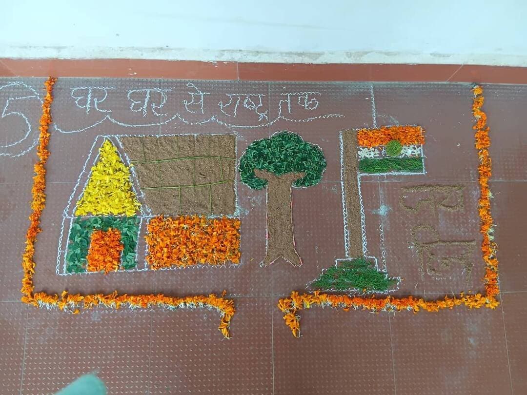 🔹सेवा संकल्प अभियान
🔹प्राकृतिक रंगों से रंगोली बनाकर दिया विकसित भारत का संदेश
➡️मंगलवार को शहीद भगत सिंह शासकीय स्नातकोत्तर महाविद्यालय पिपरिया में सेवा संकल्प अभियान के अंतर्गत वाणिज्य विभाग के द्वारा " प्राकृतिक सामग्री से रंगोली प्रतियोगिता जिसका विषय घर-घर से राष्ट्र तक था। इस प्रतियोगिता के अंतर्गत 12 विद्यार्थियों ने भाग लिया विद्यार्थियों द्वारा प्राकृतिक सामग्री जैसे फूल, पत्तियां, मिट्टी लकड़ी का बुरादा आदि के माध्यम से संबंधित विषय पर विभिन्न तरह की रंगोलिया बनाई।
प्रथम स्थान पलक पटेल बीएससी प्रथम वर्ष, द्वितीय स्थान ललिता कीर बीए प्रथम वर्ष एवं तृतीय स्थान माधुरी कुशवाहा बीकॉम प्रथम वर्ष ने प्राप्त किया। कार्यक्रम में प्रशासनिक अधिकारी एस. के. मेहरा, सेवा संकल्प अभियान नोडल अधिकारी डा. अनिता सेन, डॉ आर. जी. पटेल, प्रो.एस के बघेल, डा. एल एन मालवीय सहित समस्त स्टाफ उपस्थित रहा।
#सेवा_संकल्प_अभियान #SevaSankalpAbhiyan
CM Madhya Pradesh Dr Mohan Yadav Jansampark Madhya Pradesh General Administration Department, MP
Department of School Education, Madhya Pradesh