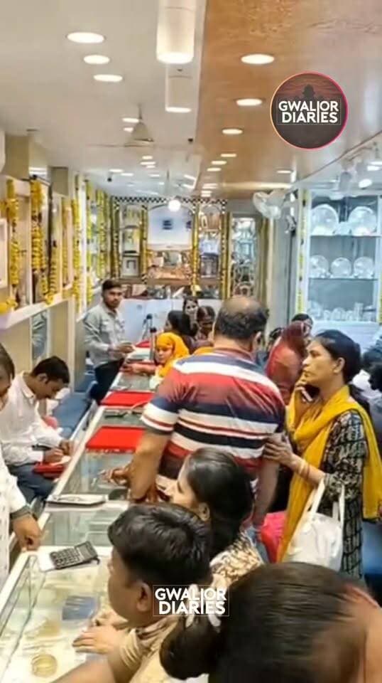 ग्वालियर में आज ‘नो UPI डे’: QR कोड पर काला कपड़ा बांधकर व्यापारी जताएंगे विरोध...