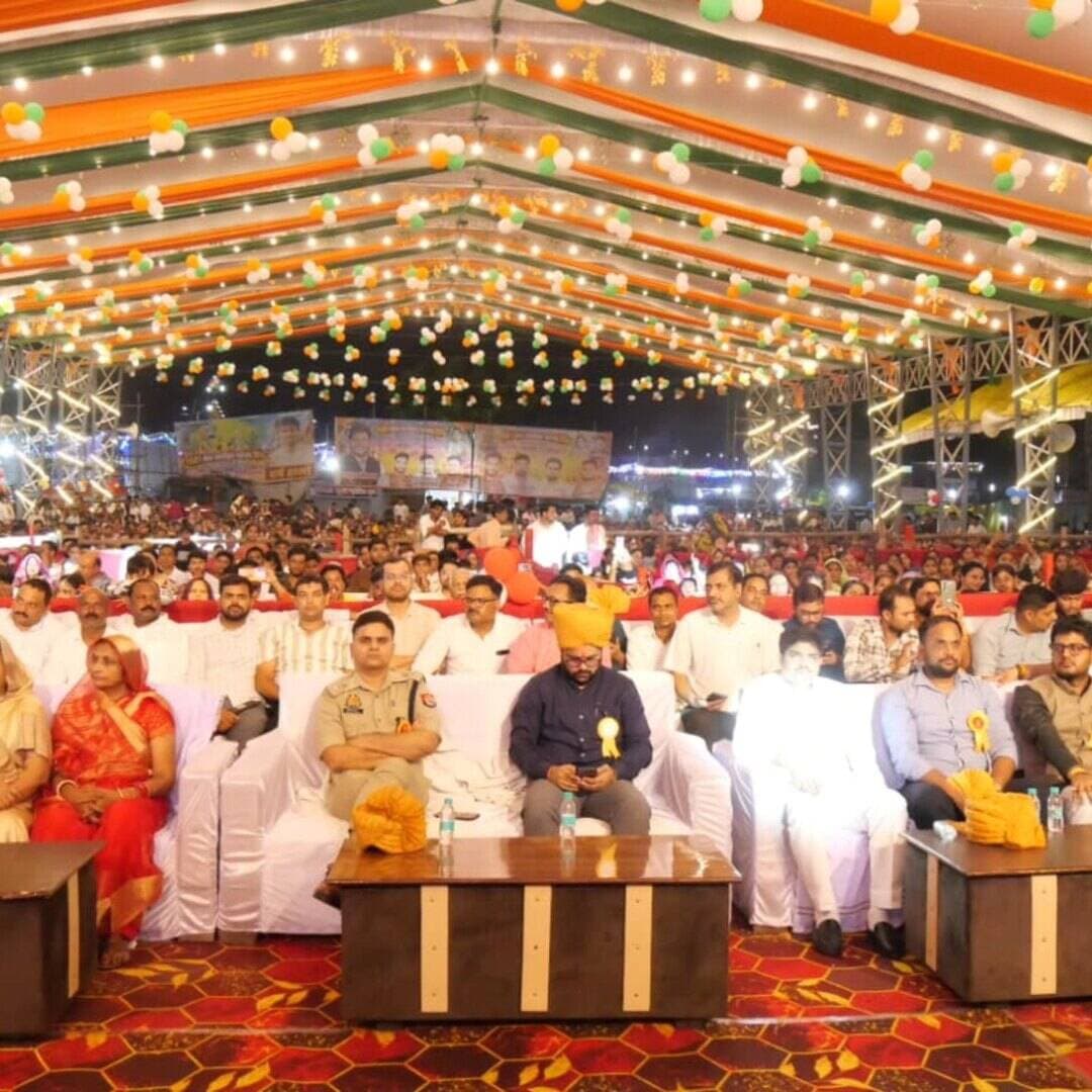 मऊरानीपुर में पारंपरिक जलविहार मेला का भव्य शुभारंभ
दिनांक 22.09.2026 को प्रतिवर्ष की भाँति इस वर्ष भी जनपद झाँसी के मऊरानीपुर में आयोजित होने वाले पारंपरिक जलविहार मेला का शुभारंभ जिलाधिकारी झाँसी गौरांग राठी एवं वरिष्ठ पुलिस अधीक्षक झाँसी विकास कुमार द्वारा रिबन काटकर किया गया।
इस अवसर पर उपस्थित आयोजकों एवं गणमान्य व्यक्तियों द्वारा जिलाधिकारी एवं वरिष्ठ पुलिस अधीक्षक का माल्यार्पण कर स्वागत किया गया तथा उन्हें भगवान महादेव की प्रतिमा भेंट कर सम्मानित किया गया।
कार्यक्रम के दौरान पुलिस अधीक्षक ग्रामीण, उपजिलाधिकारी मऊरानीपुर एवं क्षेत्राधिकारी मऊरानीपुर सहित अन्य अधिकारीगण उपस्थित रहे।
जलविहार मेले को सकुशल एवं शांतिपूर्ण ढंग से सम्पन्न कराने हेतु जिला प्रशासन एवं पुलिस द्वारा सुरक्षा, यातायात एवं कानून-व्यवस्था के व्यापक प्रबंध किए गए हैं। श्रद्धालुओं एवं मेले में आने वाले लोगों की सुरक्षा को दृष्टिगत रखते हुए पर्याप्त पुलिस बल की तैनाती की गई है तथा पुलिस द्वारा लगातार भ्रमण एवं निगरानी की जा रही है।
डीएम झाँसी एवं एसएसपी झाँसी द्वारा संबंधित अधिकारियों को मेले के दौरान श्रद्धालुओं की सुरक्षा, सुविधा एवं सुगम यातायात व्यवस्था सुनिश्चित करने हेतु आवश्यक दिशा-निर्देश दिए गए।
@mediacelljhansi #jhansipolice #mauranipur