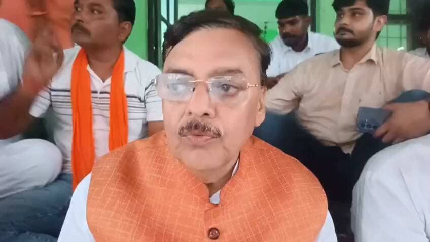 किच्छा में स्ट्रांग रूम के बाहर तनाव, राजेश शुक्ला ने लगाए गंभीर आरोप