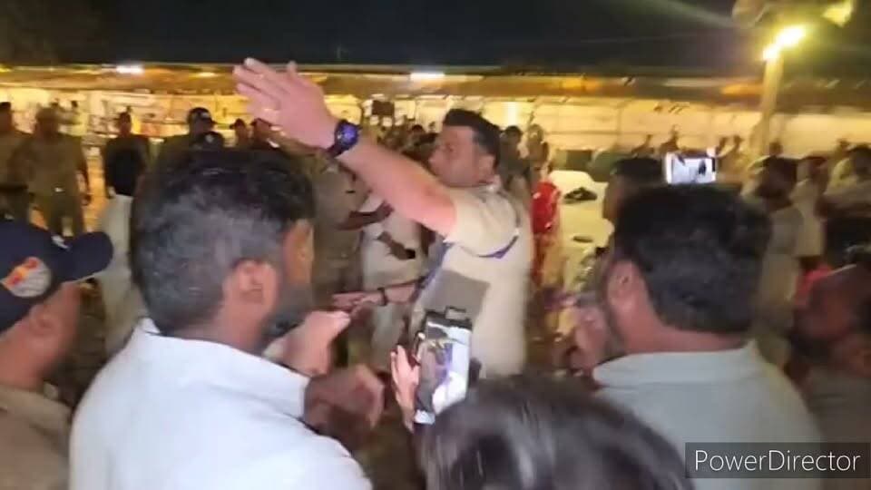 स्ट्रांग रूम के बाहर कांग्रेस प्रत्याशी राजेश प्रताप सिंह को घसीटकर बाहर निकाले वीडियो आया है। उनके साथ पुलिसकर्मियों की धक्का-मुक्की और उन्हें बाहर किए जाने के दृश्य गंभीर सवाल खड़े कर रहे हैं।