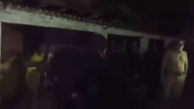 यूपी के आजमगढ़ में पत्नी और दो पंडितों की हत्या करने वाला आरोपी अरविंद सिंह सुबह-सुबह एनकाउंटर में मारा गया
हालांकि इस दौरान उसने बंधक बना रखे अपने तीन बच्चों में से एक और को गोली मार दी जिससे उसकी भी मौके पर मौत हो गई #azamgarh
