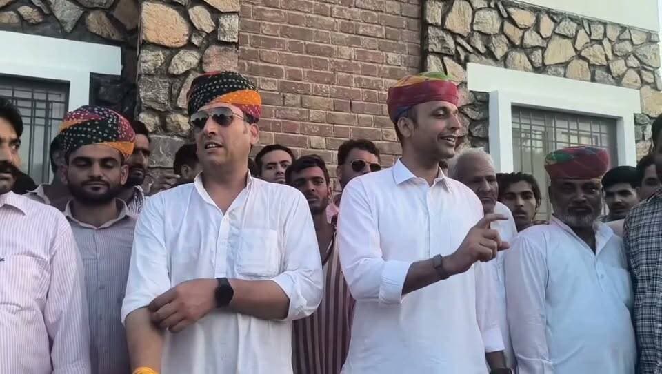 कुचेरा चेयरमैन मनीष मिर्धा ने बनाये देशी घी के लाडू,रिछपाल मिर्धा को हराने के बाद सबको खाकर व घर ले जाने का न्योता!!