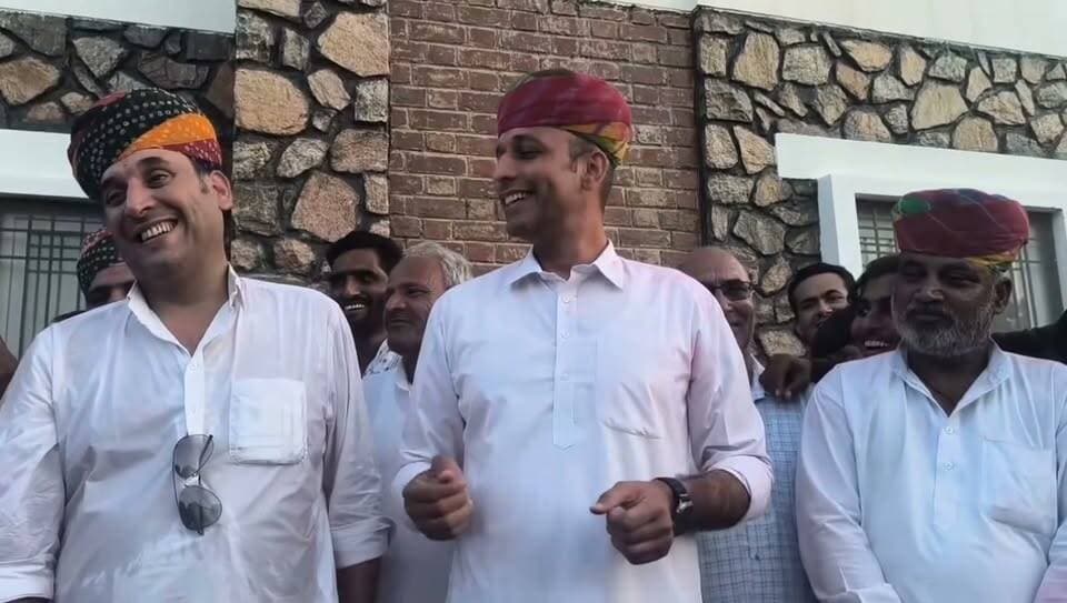 #कुचेरा के चेयरमैन तेजपाल मिर्धा का एक पार्षद ज्वार के खेत मे रहता,गाड़ी दिखते ही भागता खेतो में!! 😢😊☺️
Manish Mirdha Tejpal Mirdha