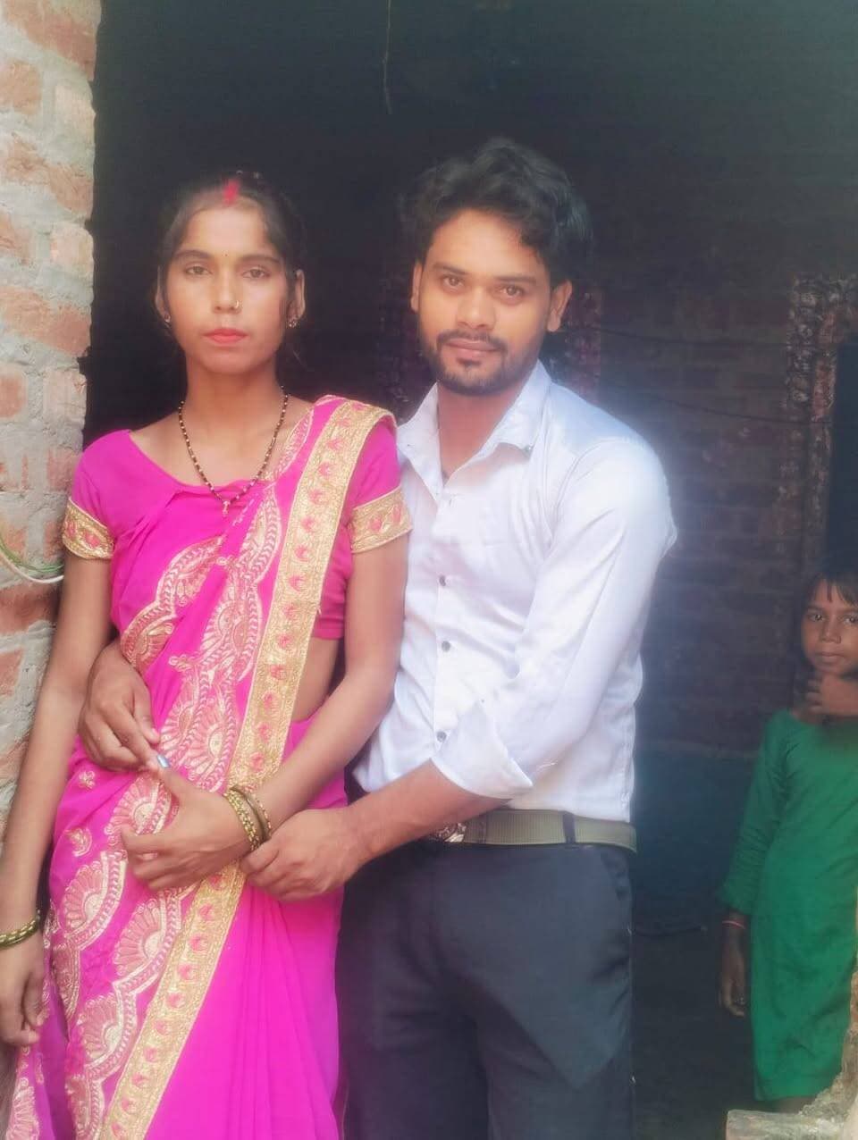 प्रेम संबंध के बाद साथ रहने का सहमतिनामा, युवती ने धर्मेंद्र को बताया जीवनसाथी
सहमति पत्र के आधार पर खबर
बरेली। सीबीगंज थाना क्षेत्र की रहने वाली 18 वर्षीय युवती सिवानी ने 21 वर्षीय धर्मेंद्र पुत्र झम्मन लाल निवासी ग्राम दौलो रामदास, बरेली के साथ प्रेम संबंध होने का उल्लेख करते हुए सहमतिनामा/समझौतिनामा एवं घोषणा पत्र तैयार किया है। दस्तावेज में दोनों ने स्वयं को बालिग बताते हुए अपनी इच्छा से साथ रहने की बात कही है।
घोषणा पत्र के अनुसार, दोनों पक्षों ने कहा है कि वे बालिग हैं और अपने भले-बुरे को समझने में सक्षम हैं। दोनों ने यह भी उल्लेख किया है कि वे अब तक अविवाहित हैं और एक-दूसरे से प्रेम करते हैं तथा एक-दूसरे पर विश्वास रखते हैं। युवती ने धर्मेंद्र पर पूर्ण भरोसा जताते हुए भविष्य में उसके साथ प्रेमपूर्वक रहने और जीवनयापन करने की बात कही है।
दस्तावेज में दोनों ने हिंदू धर्म से होने का उल्लेख करते हुए धार्मिक रीति-रिवाज के अनुसार विवाह करने की सहमति जताई है। साथ ही दोनों ने घोषणा की है कि वे आगे भी अपनी इच्छा से एक-दूसरे के साथ पति-पत्नी के रूप में रहेंगे।
सहमति पत्र में दोनों पक्षों ने स्पष्ट किया है कि यह दस्तावेज उन्होंने बिना किसी दबाव, जोर-जबरदस्ती अथवा भय के अपनी स्वेच्छा से 18 सितंबर 2026 को तैयार किया है। दस्तावेज पर प्रथम पक्ष की ओर से सिवानी के हस्ताक्षर किए गए हैं।
Bareilly news Live