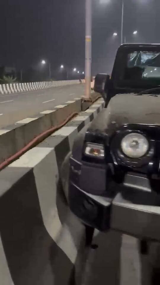 एक्सप्रेसवे पर थार का कहर, सेक्टर 65 फरीदाबाद के पास इग्निस को टक्कर मारने के बाद डिवाइडर से टकराई..
