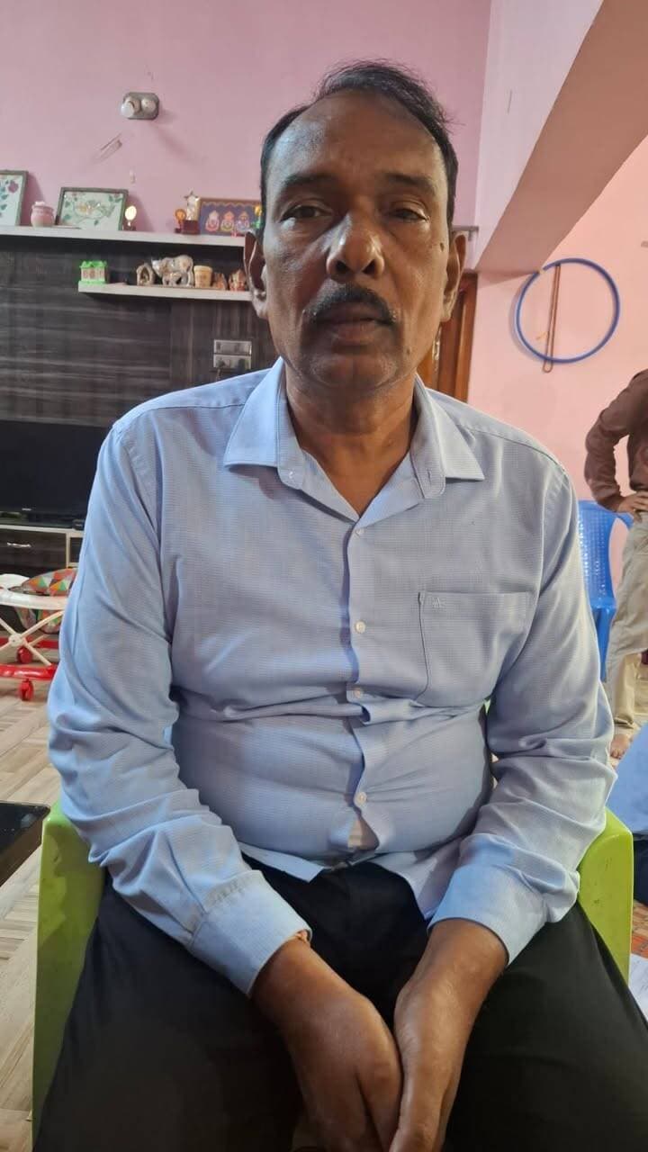 ବରଗଡ଼ରେ କୋଟିପତି ପିଇଓ (PEO) ବାବୁଙ୍କ ଘରେ ଭିଜିଲାନ୍ସ ଚଢ଼ାଉ
ଆୟ ବହିର୍ଭୂତ ସମ୍ପତ୍ତି ଠୁଳ ଅଭିଯୋଗରେ ସମ୍ବଲପୁର ଡିଭିଜନ୍ ଟିମ୍ର କାର୍ଯ୍ୟାନୁଷ୍ଠାନ; ଏକାକାଳୀନ ୨ଟି ସ୍ଥାନରେ ରେଡ୍
ଆଲିସାନ୍ ବାସଭବନ, ସ୍କୋର୍ପିଓ, ପିକ୍-ଅପ୍ ଓ ଟ୍ରାକ୍ଟର ସହ ପ୍ରଚୁର ସମ୍ପତ୍ତି ଠାବ!
ସରକାରୀ ପଦବୀର ଦୁରୁପଯୋଗ କରି କୋଟି କୋଟି ଟଙ୍କାର ସମ୍ପତ୍ତି ଠୁଳ କରିବା ଅଭିଯୋଗରେ ଭିଜିଲାନ୍ସ ଜାଲରେ ପଡ଼ିଛନ୍ତି ବରଗଡ଼ ଜିଲ୍ଲାର ଜଣେ ପଞ୍ଚାୟତ ନିର୍ବାହୀ ଅଧିକାରୀ (PEO)। ଗାଇସିଲେଟ୍ ବ୍ଲକ୍ କଟାବାହାଲ ପଞ୍ଚାୟତରେ କାର୍ଯ୍ୟରତ ତଥା ଅନ୍ୟ କେତେକ ପଞ୍ଚାୟତର ଅତିରିକ୍ତ ଦାୟିତ୍ୱରେ ଥିବା PEO କାର୍ତ୍ତିକ ବେହେରାଙ୍କ ଆୟ ବହିର୍ଭୂତ ସମ୍ପତ୍ତି ଠୁଳ ଅଭିଯୋଗରେ ଆଜି ସକାଳୁ ଭିଜିଲାନ୍ସ ପକ୍ଷରୁ ଚଢ଼ାଉ କରାଯାଇଛି।
ସମ୍ବଲପୁର ଭିଜିଲାନ୍ସ ଡିଭିଜନ୍ର ଏକ ବିଶେଷ ଟିମ୍ ଗାଇସିଲେଟ୍ ବ୍ଲକ୍ର କନ୍ଧାଗାର୍ଡ ଗ୍ରାମସ୍ଥିତ ତାଙ୍କ ବାସଭବନ ଏବଂ ଗାଇସିଲେଟ୍ ବ୍ଲକ୍ କାର୍ଯ୍ୟାଳୟ ସମେତ ଏକାକାଳୀନ ଦୁଇଟି ସ୍ଥାନରେ ଏହି ରେଡ୍ ଜାରି ରଖିଛନ୍ତି।
ପ୍ରାଥମିକ ତଦନ୍ତରୁ ପିଇଓ କାର୍ତ୍ତିକ ବେହେରାଙ୍କ ନାମରେ କୋଟି କୋଟି ଟଙ୍କାର ସମ୍ପତ୍ତି ଥିବା ନଜରକୁ ଆସିଛି। ତାଙ୍କର ଏକ ଆଲିସାନ୍ କୋଠି, ଗୋଟିଏ ସ୍କୋର୍ପିଓ, ଗୋଟିଏ ପିକ୍-ଅପ୍ ଭ୍ୟାନ୍, ଗୋଟିଏ ଟ୍ରାକ୍ଟର ଏବଂ ତିନୋଟି ମୋଟରସାଇକେଲ୍ ଠାବ କରାଯାଇଛି। ଏହାସହ ପ୍ରଚୁର ନଗଦ ଟଙ୍କା, ଏଟିଏମ୍ କାର୍ଡ ଓ ଜମିବାଡ଼ି କାଗଜପତ୍ରର ଯାଞ୍ଚ ପ୍ରକ୍ରିୟା ଜାରି ରହିଛି। ସମ୍ପୂର୍ଣ୍ଣ ଯାଞ୍ଚ ପରେ ତାଙ୍କର ମୋଟ ସମ୍ପତ୍ତିର ଆକଳନ ସ୍ପଷ୍ଟ ହେବ।
୫ ଡିଏସ୍ପି ଓ ୮ ଇନ୍ସପେକ୍ଟରଙ୍କ ନେତୃତ୍ୱରେ ବିଶାଳ ଟିମ୍ର ଚଢ଼ାଉ; ଠାବ ହେଲା ୪ ମହଲା କୋଠି ଓ ମାର୍କେଟ୍ କମ୍ପ୍ଲେକ୍ସ
ସରକାରୀ ପଦବୀ ଓ ଦାୟିତ୍ୱର ଅପବ୍ୟବହାର କରି କୋଟି କୋଟି ଟଙ୍କାର ଅଗାଧ ସମ୍ପତ୍ତି ଠୁଳ କରିବା ଅଭିଯୋଗରେ ଆଜି ବରଗଡ଼ ଜିଲ୍ଲା ଗାଇସିଲେଟ୍ ବ୍ଲକ୍ର PEO କାର୍ତ୍ତିକେଶ୍ୱର ବେହେରାଙ୍କ ଉପରେ ଚାଲିଛି ଓଡ଼ିଶା ଭିଜିଲାନ୍ସର ପ୍ରଚଣ୍ଡ ପ୍ରହାର। କଟାବାହାଲ ପଞ୍ଚାୟତର ନିୟମିତ PEO ତଥା ଫିରିଙ୍ଗିମାଲ ଓ ଗୌରେନ୍ମୁଣ୍ଡା ପଞ୍ଚାୟତର ଅତିରିକ୍ତ ଦାୟିତ୍ୱରେ ଥିବା କାର୍ତ୍ତିକେଶ୍ୱର ବେହେରାଙ୍କ ନାମରେ ବିପୁଳ ପରିମାଣର ଆୟ ବହିର୍ଭୂତ ସମ୍ପତ୍ତି ରହିଥିବା ଅଭିଯୋଗ ହୋଇଥିଲା।
ବରଗଡ଼ ଭିଜିଲାନ୍ସ ସ୍ୱତନ୍ତ୍ର ବିଚାରପତିଙ୍କ ସର୍ଚ୍ଚ ୱାରେଣ୍ଟ ଆଧାରରେ ଆଜି ସକାଳୁ ୫ ଜଣ DSP, ୮ ଜଣ ଇନ୍ସପେକ୍ଟର, ୨ ଜଣ ASI ଏବଂ ବିଶାଳ ପୋଲିସ୍ ବାହିନୀକୁ ନେଇ ଗଠିତ ଟିମ୍ ଏକାକାଳୀନ ୬ଟି ସ୍ଥାନରେ ଚଢ଼ାଉ ଜାରି ରଖିଛନ୍ତି।
ଚଢ଼ାଉ ହୋଇଥିବା ୬ଟି ମୁଖ୍ୟ ଠିକଣା:
୧. କନ୍ଧାଗାର୍ଡ ସ୍ଥିତ ଦୁଇ ମହଲା ବାସଭବନ
୨. କନ୍ଧାଗାର୍ଡରେ ୬ଟି ଘର ଥିବା ଏକ ବିଶାଳ ମାର୍କେଟ୍ କମ୍ପ୍ଲେକ୍ସ
୩. କନ୍ଧାଗାର୍ଡସ୍ଥିତ ୩ଟି ବଡ଼ କୋଠରୀ ଥିବା ଗୋଦାମ ଘର
୪. ଗାଇସିଲେଟ୍ରେ ନିର୍ମାଣାଧୀନ ଏକ ଚାରି ମହଲା କୋଠି