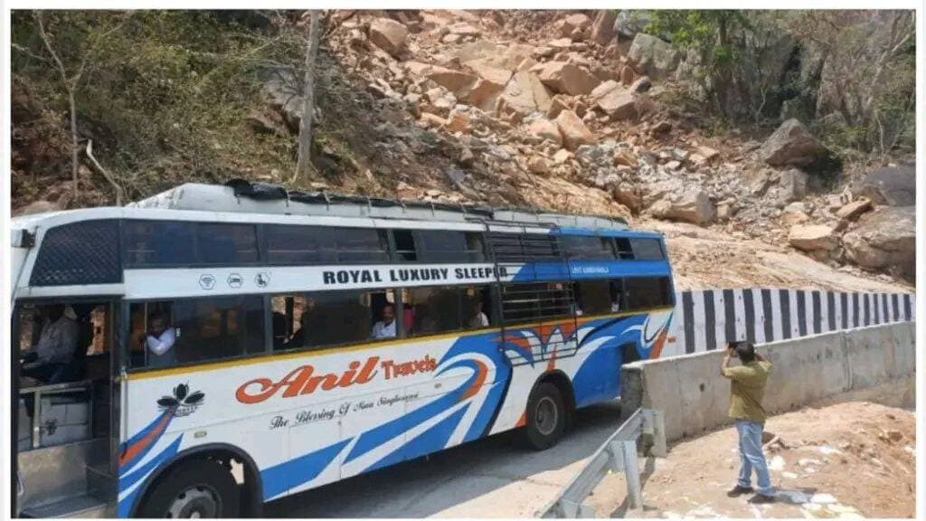 ପ୍ରଶାସନର ସତର୍କତା କଳିଙ୍ଗା ଘାଟିରେ ୨୩ ଓ ୨୪ ତାରିଖ ଯାତାୟାତ ବନ୍ଦ
@followers #facebookpost #NewsUpdate
କନ୍ଧମାଳ | #odishacitynews | ସମ୍ଭାବ୍ୟ ବାତ୍ୟା ଓ ପ୍ରବଳ ବର୍ଷାର ଆଶଙ୍କାକୁ ଦୃଷ୍ଟିରେ ରଖି କନ୍ଧମାଳ ଜିଲ୍ଲା ପ୍ରଶାସନ ପକ୍ଷରୁ କଳିଙ୍ଗା ଘାଟି ଦେଇ ଦୁଇଦିନ ପାଇଁ ଯାତାୟାତ ବନ୍ଦ ରଖିବାକୁ ନିଷ୍ପତ୍ତି ନିଆଯାଇଛି। ସେପ୍ଟେମ୍ବର ୨୩ ଓ ୨୪ ତାରିଖରେ କଳିଙ୍ଗା ଘାଟି ଦେଇ ସମସ୍ତ ପ୍ରକାର ଯାନବାହନ ଚଳାଚଳ ଓ ଯାତ୍ରୀଙ୍କ ଯାତାୟାତ ବନ୍ଦ ରହିବ ବୋଲି ପ୍ରଶାସନ ପକ୍ଷରୁ ସୂଚନା
ଦିଆଯାଇଛି।କନ୍ଧମାଳ ଜିଲ୍ଲାପାଳ ବେଦ ଭୂଷଣଙ୍କ ସୂଚନା ଅନୁଯାୟୀ, ଆସନ୍ତା ୨୩ ଓ ୨୪ ତାରିଖରେ ଜିଲ୍ଲାର ବିଭିନ୍ନ ଅଞ୍ଚଳରେ ପ୍ରବଳ ବର୍ଷା ହେବାର ଆଶଙ୍କା ନେଇ ପାଣିପାଗ ବିଭାଗ ପକ୍ଷରୁ ସତର୍କ ସୂଚନା ଜାରି ହୋଇଛି। ଏଭଳି ପରିସ୍ଥିତିରେ କଳିଙ୍ଗା ଘାଟିରେ ଭୂସ୍ଖଳନ, ପାହାଡ଼ରୁ ମାଟି ଅତଡ଼ା ଓ ବଡ଼ ବଡ଼ ପଥର ଖସିବାର ଆଶଙ୍କା ରହିଛି।
କଳିଙ୍ଗା ଘାଟିର ଅନେକ ସ୍ଥାନ ଭୂସ୍ଖଳନପ୍ରବଣ ହୋଇଥିବାରୁ ପ୍ରବଳ ବର୍ଷା ସମୟରେ ରାସ୍ତା ଉପରେ ମାଟି ଓ ପଥର ଖସିବା ସହ ଯାତାୟାତ ବାଧାପ୍ରାପ୍ତ ହେବାର ସମ୍ଭାବନା ରହିଛି। ଏଥିସହ ଯାତ୍ରୀ ଓ ଚାଳକଙ୍କ ଜୀବନ ପ୍ରତି ବିପଦ ସୃଷ୍ଟି ହୋଇପାରେ। ତେଣୁ ଜନସାଧାରଣଙ୍କ ସୁରକ୍ଷାକୁ ସର୍ବାଧିକ ଗୁରୁତ୍ୱ ଦେଇ ପ୍ରଶାସନ ପକ୍ଷରୁ ଦୁଇଦିନ ପାଇଁ ଘାଟି ରାସ୍ତାରେ ଯାତାୟାତ ବନ୍ଦ ରଖାଯାଇଛି।
ପ୍ରଶାସନ ପକ୍ଷରୁ ୨୩ ଓ ୨୪ ତାରିଖରେ କଳିଙ୍ଗା ଘାଟି ଦେଇ ଯାତ୍ରା ନକରିବାକୁ ଯାତ୍ରୀ, ଗାଡ଼ି ଚାଳକ ଓ ସାଧାରଣ ଲୋକଙ୍କୁ ଅନୁରୋଧ କରାଯାଇଛି। ଅତ୍ୟାବଶ୍ୟକ ନଥିଲେ ଏହି ଦୁଇଦିନ ଯାତ୍ରା ଏଡ଼ାଇବା ସହ ପାଣିପାଗ ବିଭାଗର ସତର୍କ ସୂଚନା ଏବଂ ପ୍ରଶାସନ ପକ୍ଷରୁ ଜାରି ହେଉଥିବା ନିର୍ଦ୍ଦେଶାବଳୀ ପ୍ରତି ସଚେତନ ରହିବାକୁ କୁହାଯାଇଛି।ଜନସାଧାରଣଙ୍କ ସୁରକ୍ଷା ଓ ସମ୍ଭାବ୍ୟ ବିପଦକୁ ଏଡ଼ାଇବା ଉଦ୍ଦେଶ୍ୟରେ ପ୍ରଶାସନର ଏହି ପଦକ୍ଷେପକୁ ଗୁରୁତ୍ୱପୂର୍ଣ୍ଣ ସତର୍କତାମୂଳକ ବ୍ୟବସ୍ଥା ଭାବେ ଦେଖାଯାଉଛି।
