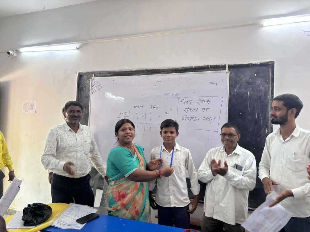 मदनपुर में सेवा ही संकल्प पर प्रखंड स्तरीय प्रतियोगिता
औरंगाबाद जिला के मदनपुर स्थित पीएम श्री अनुग्रह उच्च माध्यमिक विद्यालय में मंगलवार को 'सेवा ही संकल्प व विकसित भारत 2047' विषय पर प्रखंड स्तरीय भाषण व पेंटिंग प्रतियोगिता हुई। शुभारंभ प्रधानाध्यापिका हेमलता कुमारी ने किया।
प्रतियोगिता तीन वर्गों में हुई। वर्ग 1-5 में भाषण में आरोही और पेंटिंग में सौम्या (खेसर), वर्ग 6-8 में भाषण में अर्पणा (सैलवां) और पेंटिंग में अरीशा फिरदौस (मदनपुर), वर्ग 9-12 में भाषण में पायल (छालीदोहर) और पेंटिंग में शिवा (घटराईन) प्रथम रहे। विजेताओं को पुरस्कृत किया गया।