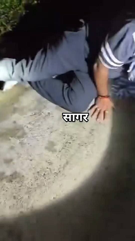 *सागर जहरीली शराब कांड का मुख्य आरोपी और 30 हजार का इनामी मनीष लोधी का भी हुआ इनकाउंटर।*
सागर जिले के बंडा क्षेत्र में जहरीली शराब से हुई मौतों के मुख्य आरोपी मनीष लोधी उर्फ यशवंत ठाकुर को पुलिस ने मुठभेड़ के दौरान दबोच लिया। इस कार्रवाई में बदमाश और उसका साथी घायल हो गए, जिनके पास से दो अवैध कट्टे और कारतूस बरामद किए गए हैं।सागर पुलिस इस पूरे अवैध नेटवर्क को ध्वस्त करने में जुटी है। इस मामले में पुलिस का यह तीसरा शॉर्ट एनकाउंटर है। इससे पहले पुलिस दो अन्य आरोपियों (रवि लखेरा और शिवंजय सिंह राजपूत) को भी संक्षिप्त मुठभेड़ के बाद गिरफ्तार कर चुकी है।स्थानीय मीडिया रिपोर्ट्स के मुताबिक जहरीली शराब से बंडा और शाहगढ़ दोनों क्षेत्रों को मिलाकर कुल मौतों की संख्या 36 तक बताई गई है।