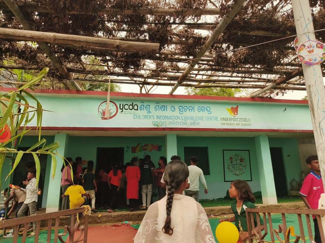 ସ୍ଵେଚ୍ଛାସେବୀ ସଂଗଠନ 'YCDA' ନାଁରେ ସଙ୍ଗୀନ ଅଭିଯୋଗ: ସ୍କୁଲରେ ଶିକ୍ଷକ, ପଥ ଉତ୍ସବରେ ପିଲା
ସରକାର ସ୍କୁଲରେ ଶତପ୍ରତିଶତ ଉପସ୍ଥାନ ଏବଂ ଶିକ୍ଷାର ଗୁଣାତ୍ମକ ମାନ ବୃଦ୍ଧି ପାଇଁ ବିଭିନ୍ନ ପଦକ୍ଷେପ ନେଉଥିବା ବେଳେ, ବୌଦ୍ଧ ଜିଲ୍ଲାରେ ଏକ ଅଜବ ଚିତ୍ର ସାମ୍ନାକୁ ଆସିଛି। ସ୍ଵେଚ୍ଛାସେବୀ ସଂଗଠନ 'ୱାଇସିଡିଏ' (YCDA) ଶିକ୍ଷା ବିଭାଗର ବିନା ଅନୁମତିରେ ସ୍କୁଲ ସମୟରେ ଛାତ୍ରଛାତ୍ରୀଙ୍କୁ ନେଇ ନିଜର କାର୍ଯ୍ୟକ୍ରମ ଆୟୋଜନ କରୁଥିବା ଅଭିଯୋଗ ହୋଇଛି।
ତାଲପଦର କ୍ଲଷ୍ଟର ଅନ୍ତର୍ଗତ କେତେକ ବିଦ୍ୟାଳୟର ପିଲାମାନେ ସ୍କୁଲ ଛାଡ଼ି 'ଶିଶୁ ପଥ ଉତ୍ସବ'ରେ ସାମିଲ ହୋଇଥିବା ବେଳେ ସ୍କୁଲରେ ଶିକ୍ଷକ-ଶିକ୍ଷୟିତ୍ରୀ ପିଲା ନଥାଇ ବସି ରହିଥିଲେ। ଶିକ୍ଷା ବିଭାଗର କୌଣସି ପୂର୍ବ ଅନୁମତି ନନେଇ ପୁରୁମୁଣ୍ଡା ଗ୍ରାମରେ ଏହି କାର୍ଯ୍ୟକ୍ରମ କରାଯାଇଥିଲା, ଯେଉଁଥିରେ YCDA ର ମୁଖ୍ୟ ରାଜେନ୍ଦ୍ର ମେହେର ଓ ନେଦରଲ୍ୟାଣ୍ଡସର ଜଣେ ମହିଳା ଯୋଗ ଦେଇଥିଲେ।
ଏପରିକି କିଛି ବିଦ୍ୟାଳୟ ଗୁଡ଼ିକ ବନ୍ଦ ଥିବା ସ୍କୁଲ ଗୃହରେ ସଂଗଠନର କାର୍ଯ୍ୟାଳୟ ଚାଲିଥିବା ନେଇ ମଧ୍ୟ ଅଭିଯୋଗ ହୋଇଛି l ଏହି ସଙ୍ଗୀନ ଅଭିଯୋଗକୁ ନେଇ ବୌଦ୍ଧ ଜିଲ୍ଲା ଶିକ୍ଷା ଅଧିକାରୀ (DEO) ଟେମଲାଲ ଦୁବେ ପ୍ରତିକ୍ରିୟା ଦେଇଛନ୍ତି। କେଉଁ ସ୍କୁଲରୁ କେତେ ପିଲା ଅନୁପସ୍ଥିତ ରହି ପଥ ଉତ୍ସବକୁ ଯାଇଥିଲେ, ତାହାର ସମ୍ପୂର୍ଣ୍ଣ ରିପୋର୍ଟ ଦେବାକୁ ପ୍ରଧାନଶିକ୍ଷକମାନଙ୍କୁ ନିର୍ଦ୍ଦେଶ ଦିଆଯାଇଛି। ରିପୋର୍ଟ ମିଳିବା ପରେ କାରଣ ଦର୍ଶାଅ (Show Cause) ନୋଟିସ ଜାରି କରାଯିବ ବୋଲି ସୂଚନା ମିଳିଛି।
ସ୍କୁଲ ସମୟରେ ପିଲାଙ୍କ ପାଠପଢ଼ାକୁ ବାଜି ଲଗାଇ ଏପରି କାର୍ଯ୍ୟକ୍ରମ କରିବା କେତେଦୂର ଯୁକ୍ତିଯୁକ୍ତ? ଆପଣଙ୍କ ମତାମତ କମେଣ୍ଟରେ ଜଣାନ୍ତୁ।
#BoudhNews #OdishaEducation #YCDA #OdishaNews #TheSamaja #schoolnewsletter