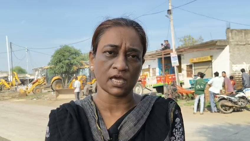 Byteपांच जेसीबी की सहायता से नापाखेड़ा चौपाटी पर 10 दुकानो के बाहरी हिस्से का शासकीय अतिक्रमण हटाया
*मल्हारगढ़:-* आज अलसुबह संजीत- मंदसोर रोड स्थित नापाखेड़ा चौपाटी पर मल्हारगढ़ SDM स्वाति तिवारी, SDOP पिंटू बघेल सहीत तहसीलदार, थाना प्रभारी, नायाब तहसीलदार, पटवारी सहित राजस्व विभाग की टीम मय पुलिसबल अतिक्रमण हटाने को लेकर नापाखेड़ा चौपाटी पहुची। कारण था राजस्व विभाग की जमीन पर पिछले कई सालों से बना सार्वजनिक शौचालय गिराकर अवेध दुकानों का निर्माण करना। जिसको लेकर आज सुबह राजस्व विभाग की पूरी टीम मय पुलिस बल पहुची पांच जेसीबी की सहायता से 10 दुकानों के बाहरी हिस्सा जो शासकीय भुमी मे बना था उसे तोड़ अवैध अतिक्रमण हटाया गया। प्रशासन के मुताबिक करीब 60 लाख की शासकीय संपत्ति को अतिक्रमण की कार्यवाही कर मुक्त करवाया गया। फिलहाल कार्यवाही जारी हैं।: स्वाति तिवारी, SDM मल्हारगढ़