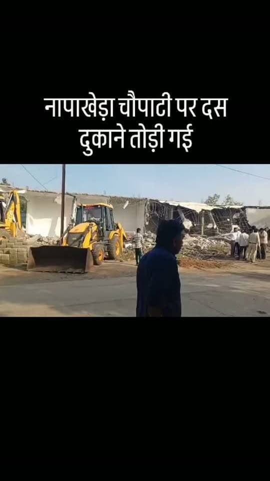 नापाखेड़ा चौपाटी पर अतिक्रमण की दस दुकाने तोड़ी गई