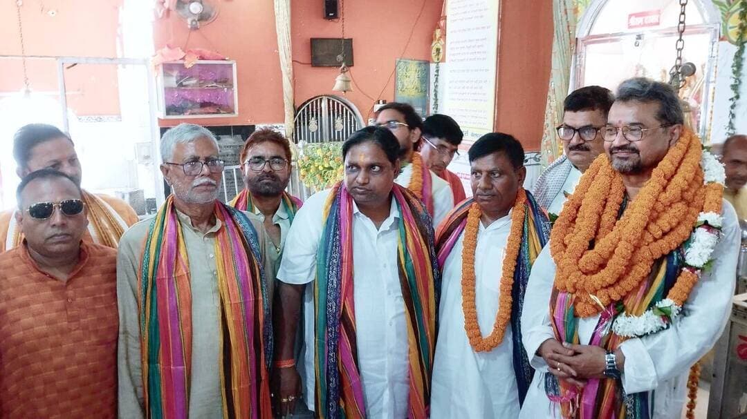#बलिया जय बजरंगबली के जयघोष से गूंजा बेल्थरारोड, हजारों की भीड़ के बीच निकला भव्य महावीरी जुलूस और सकुशल हुआ संपन्न! मानस मंदिर महावीरी पूजा समिति और यूनाइटेड क्लब महावीरी पूजा समिति की ओर से रेलवे चौराहा से निकले जुलूस में भगवान शंकर, सीता-राम, बाल हनुमान, नीम करौली बाबा समेत अनेक धार्मिक झांकियों ने श्रद्धालुओं का मन मोहा। वहीं ऑनर किलिंग और टावर पर चढ़ते प्रेमी युगल जैसे सामाजिक मुद्दों पर आधारित झांकियां भी चर्चा का केंद्र रहीं। डीजे की भक्ति धुन, पवनसुत हनुमान के जयकारों और उमड़े जनसैलाब के बीच पूरा नगर देर तक भक्तिमय नजर आया। सुरक्षा में एसपी-एएसपी-सीओ समेत भारी पुलिस फोर्स और पीएसी तैनात रही।
#followerseveryone #nonfollowersviewers
#MahaviriJhanda
#BeltharaRoad
#HanumanBhakti
#BalliaNews
#MahaviriJuloos