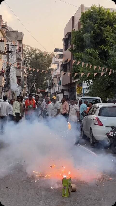 नगर निकाय चुनाव में भाजपा का 7वां बोर्ड बनने और वार्ड 56 की देवतुल्य जनता के अपार स्नेह, विश्वास, समर्थन और आशीर्वाद से विजय प्राप्त करने के बाद आज पहली बार अपने वार्ड में आने पर आप सभी ने जिस आत्मीयता और प्रेम के साथ मेरा स्वागत एवं अभिनंदन किया, उसके लिए मैं हृदय से आप सभी का आभार व्यक्त करता हूँ।
आपका विश्वास ही मेरी ताकत है और आपकी सेवा ही मेरा संकल्प।🙏. #80wardbjpudaipur #udaipurmunicipalelections #nagarnigamchunav2026 ,#udaipur,#udaipurblog,udaipur, udaipurdiaries ,udaipurupdates