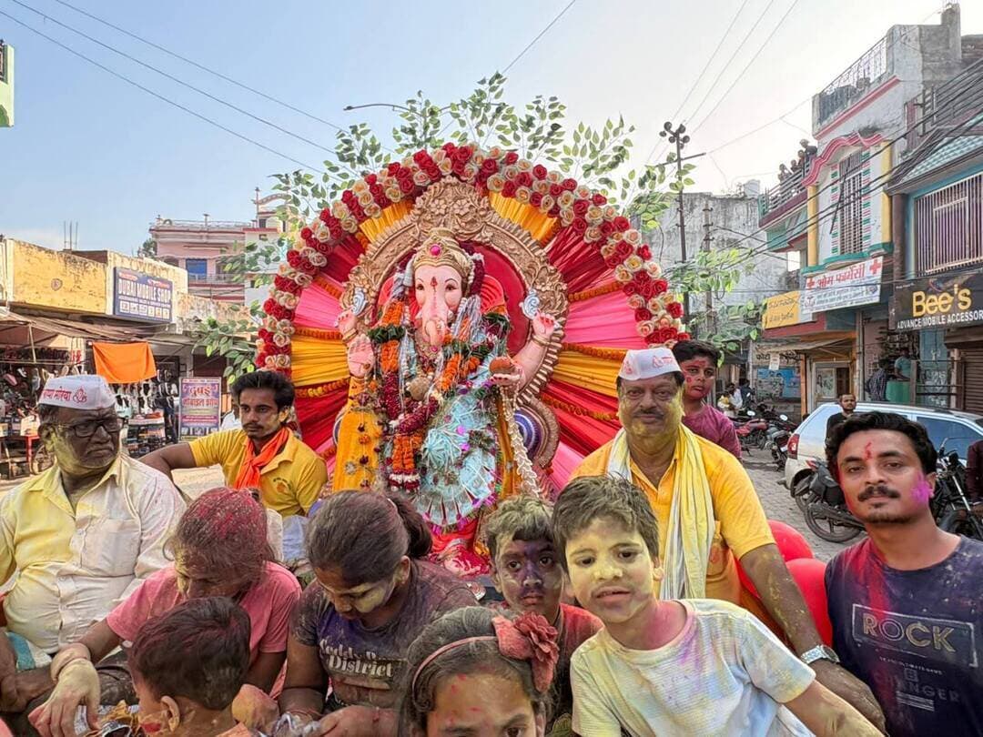 तिलहर/शाहजहांपुर
====
मूर्ति विसर्जन शोभायात्रा
धूमधाम से निकाली गई।
=====
विवेक शर्मा (अंशु)
नगर के अलग-अलग स्थानों से सैकड़ो भक्तों की मौजूदगी में ढोल नगाड़ों की धुन पर थिरकते हुए भगवान गणेश की प्रतिमा विसर्जन की शोभायात्रा निकाली गई।इस दौरान अभी संख्या में भारी पुलिस बल मौजूद रहा।
नगर के मोहल्ला कुंवरगंज स्थित श्री बांके बिहारी मंदिर में स्थापित किए गए भगवान गणेश के पूजा पंडाल से ढोल नगाड़ों की धुन पर थिरकते हुए मूर्ति विसर्जन शोभा यात्रा निकाली गई।
नगर के मोहल्ला स्थित देवी मंदिर से भगवान गणेश की शोभा यात्रा निकाली गई।शोभा यात्रा में डीजे पर बज रहे भक्ति भजन की धुन पर सैकड़ो की संख्या में महिला,पुरुष और युवक,युवतियों ने झूमते हुए भगवान गणेश को विदाई दी और उनसे अगले वर्ष जल्दी आने का आवाहन किया।श्री बांके बिहारी मंदिर से शुरू हुई शोभा यात्रा नगर के पोटरगंज,बिरियागंज,मुख्य बाजार चौराहा,सर्राफा मार्केट,स्टेशन रोड,सिंह कॉलोनी,बनवारीपुर बाईपास चौराहा पर पहुंच का संपन्न हुई जहां से भगवान गणेश की प्रतिमा को विसर्जन के लिए कमेटी के सदस्य शाहजहांपुर गर्राघाट के लिए रवाना हो गए।नगर के मोहल्ला पक्का कटरा से भी भगवान गणेश मूर्ति विसर्जन शोभा यात्रा निकल गई।
इस दौरान शोभायात्रा में राघव गुप्ता,प्रवीण कदम,गोपाल मराठा,सौरभ गुप्ता रवि,सचिन गुप्ता,नितिन गुप्ता,चंदन गुप्ता,राजू दीक्षित,राहुल गुप्ता,केशव गुप्ता,कौशल गुप्ता,विशाल गुप्ता सहित सैकड़ो भक्त मौजूद रहे।