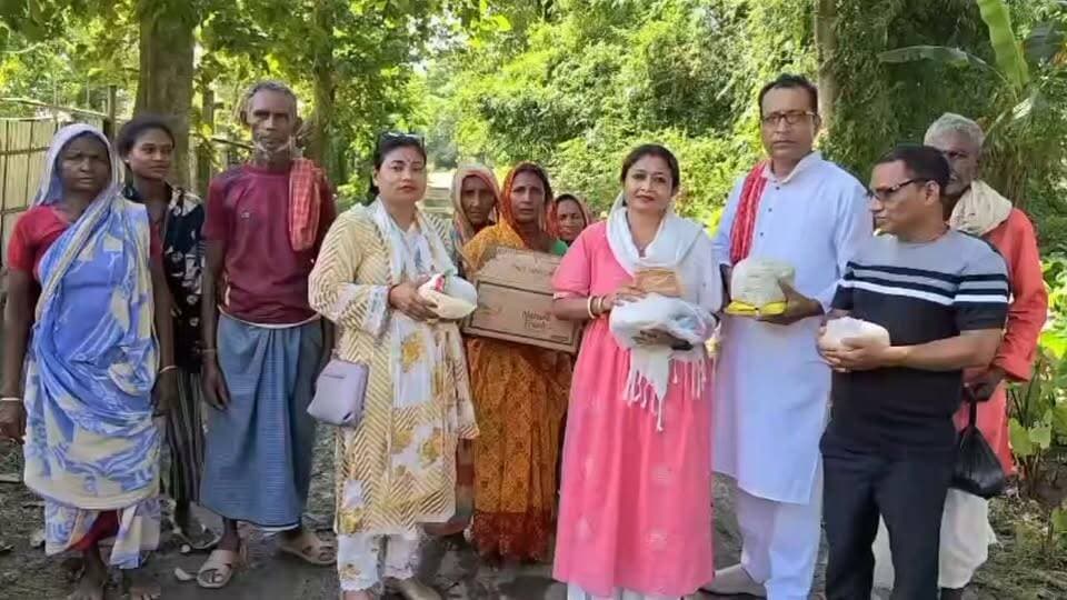 बाढ़ के बीच मदद की आस बनीं महिलाएं, 200 परिवारों तक पहुंचाया सूखा राशन