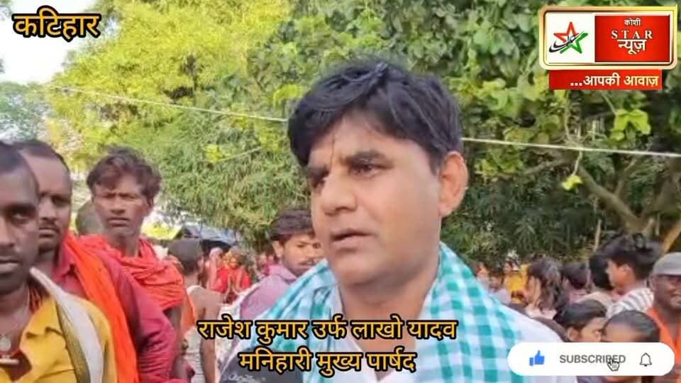 बाढ़ का पानी उतरा तो राजनीति में भी आई नई तस्वीर, मुख्य पार्षद ने नाव से पहुंचाया राशन