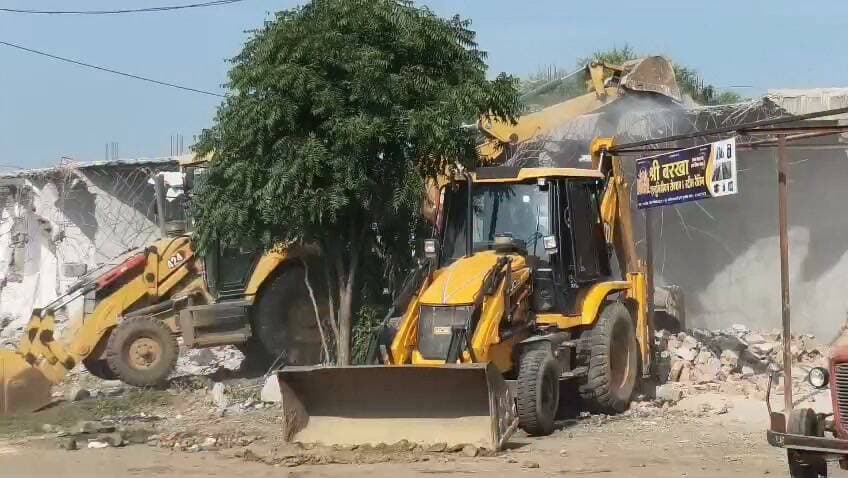 नापा खेड़ा चौपाटी पर प्रशासन की बड़ी कार्रवाई, 10 अतिक्रमणकारी दुकानें नेस्तनाबूद
नापा खेड़ा चौपाटी पर बुधवार को प्रशासन ने अतिक्रमण के खिलाफ बड़ी कार्रवाई करते हुए करीब 10 दुकानों को नेस्तनाबूद कर दिया। कार्रवाई के दौरान जेसीबी मशीन और बुलडोजर सहित अन्य मशीनरी का उपयोग किया गया। मौके पर पुलिस प्रशासन के साथ एसडीएम और तहसीलदार सहित राजस्व विभाग के अधिकारी मौजूद रहे।
प्राप्त जानकारी के अनुसार न्यायालय के आदेश के बाद प्रशासन द्वारा यह कार्रवाई की गई। कार्रवाई के दौरान मौके पर पुलिस बल तैनात रहा और प्रशासनिक अधिकारियों की मौजूदगी में अतिक्रमण हटाने की प्रक्रिया पूरी की गई। कार्रवाई के चलते क्षेत्र में कुछ समय के लिए हलचल का माहौल रहा।