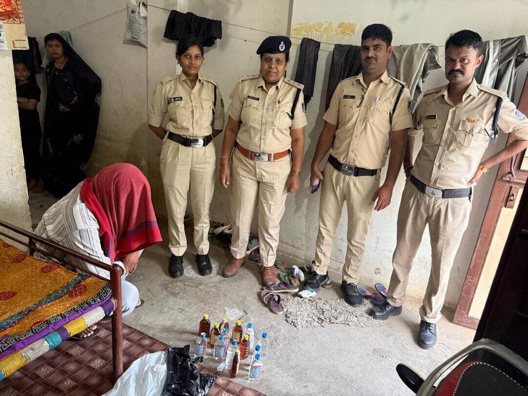 सीतामऊ क्षेत्र में आबकारी विभाग की कार्रवाई, 4 प्रकरण दर्ज
22 सितंबर को कलेक्टर दिव्यांक सिंह के निर्देश पर अवैध मदिरा के विरुद्ध चलाए जा रहे अभियान के तहत आबकारी विभाग की टीम ने सीतामऊ क्षेत्र के ग्राम ढंडेरा, मोरखेड़ा, लदूना और धतुरिया में दबिश दी। तलाशी के दौरान अलग-अलग स्थानों पर छिपाकर रखी गई 50 पाव मसाला देशी शराब, 23 पाव प्लेन शराब और 7 माउंट बीयर केन बरामद कर जब्त किए गए।
कार्रवाई में आरोपियों के विरुद्ध सहित कुल 4 प्रकरण मध्यप्रदेश आबकारी अधिनियम की धारा 34(1)(क) के तहत दर्ज कर विवेचना में लिए गए।
टीम में सहायक जिला आबकारी अधिकारी राजकुमारी मंडलोई सहित आबकारी आरक्षक चेतन राठौर, कपिल मारू, महेश कारपेंटर एवं महिमा शामिल रहे।