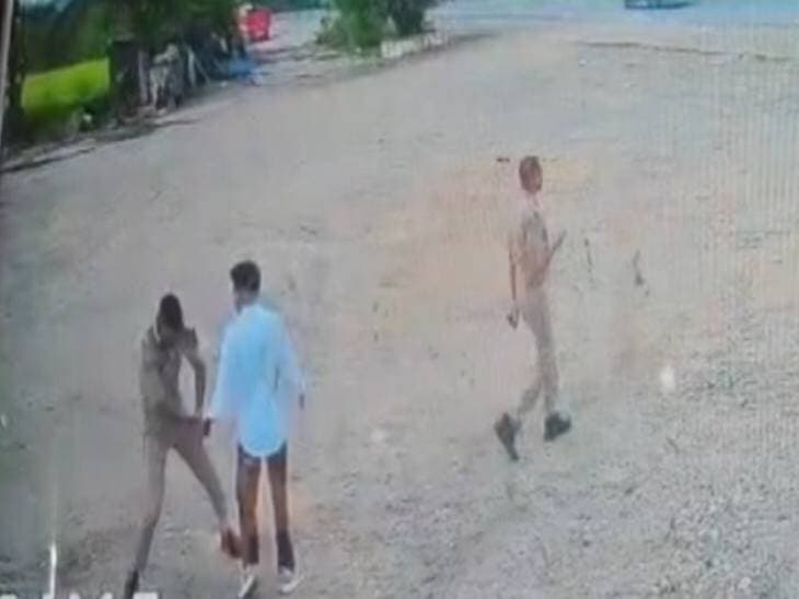 *शाहजहांपुर में डायल 112 कांस्टेबल ने युवक-को डंडे से पीटा:* ढाबे पर दिल्ली पुलिस से युवक पर अभद्रता का आरोप, पिटाई का वीडियो सामने आने पर जांच शुरू, थाना तिलहर क्षेत्र की घटना।
