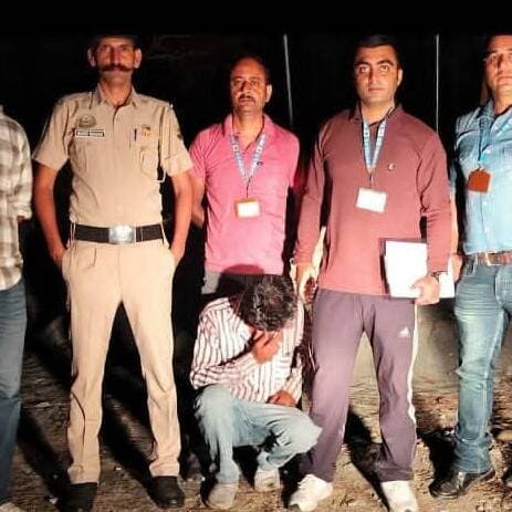 चंबा पुलिस की स्पेशल इन्वेस्टिगेशन यूनिट (SIU) ने नशे के खिलाफ चलाए जा रहे अभियान के तहत कार्रवाई करते हए धुड़ी मोड, चैनड के समीप एक युवक के कब्जे से प्रतिबंधित दवाइयों की खेप बरामद की है। पलिस टीम ने आरोपी के पास से 91 टैपेंटाडोल टैबलेट और 98 प्रेगाबालिन कैप्सरल बरामद किए हैं।पुलिस के अनुसार SIU टीम बीती रात क्षेत्र में गश्त पर थी। इसी दौरान धडी मोड, चैनड के पास टीम ने एक यवक को जांच के लिए रोका। तलाशी के दौरान उसके कब्जे से उक्त दवाडयां बरामद हईं। आरोपी की पहचान 26 वर्षीय रोहित कमार पूत्र जोगिंदर कमार, निवासी गांव गनियाली, डाकघर राजपुरा, तहसील एवं जिला चंबा के रूप में हुई है।बरामद दवाइयो को लेकर पुलिस ने नियमानुसार कार्रवाई शुरू कर दी है
प्रारंभिक तौर पर मामले में डग्स एंड कॉस्मेटिक्स एक्ट के तहत कार्यवाही अमल में लाई जा रही है। पूलिस द्वारा बरामद दवाइयों की प्रकृति, उनके स्त्रोत और आरोपी के पास इन्हें रखने के उद्टेश्य को लेकर भी जांच की जा रही है।पुलिस अधीक्षक चम्बा विजय कुमार सकलानी ने जानकारी देते हए बताया कि नशीली एवं द्रुपयोग की आशंका वाली दवाडयों की अवैध बिक्री और वितरण पर रोक लगाने के लिए जिले में 'लगातार निगरानी एवं गश्त की जा रही है। पुलिस अब यह पता लगाने में जुटी है कि बरामद टैबलेट और कैप्सूल आरोपी तक कहां से पहुंचे तथा क्या इनके पीछे किसी अन्य व्यक्ति या सप्लाई नेटवर्क की भूमिका है। मामले में आगामी जांच के आधार पर आगे की कानूनी कार्रवाई की जाएगी।