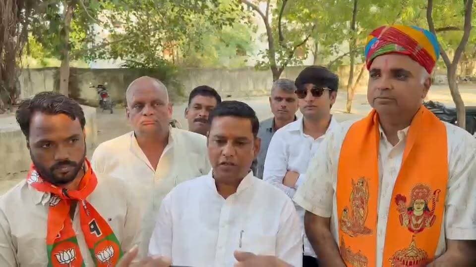 नगर पालिका बनेड़ा में भाजपा बोर्ड बनने पर विधायक डॉ. लालाराम बैरवा ने जताया आभार
शाहपुरा (भीलवाड़ा)-राजेन्द्र खटीक।
शाहपुरा-बनेड़ा। नगर पालिका बनेड़ा में भारतीय जनता पार्टी का बोर्ड बनने पर विधायक डॉ. लालाराम बैरवा ने क्षेत्र के समस्त मतदाताओं, नागरिकों एवं भाजपा कार्यकर्ताओं का हृदय से आभार व्यक्त करते हुए धन्यवाद एवं साधुवाद प्रकट किया।
विधायक डॉ. लालाराम बैरवा ने कहा कि यह जनप्रतिनिधियों एवं कार्यकर्ताओं की मेहनत के साथ-साथ क्षेत्र की जनता द्वारा दिए गए विश्वास और समर्थन का परिणाम है। उन्होंने सभी नवनिर्वाचित पार्षदों एवं भाजपा कार्यकर्ताओं को शुभकामनाएं देते हुए कहा कि नगर पालिका बनेड़ा में विकास कार्यों को गति देने तथा आमजन की समस्याओं के समाधान के लिए मिलकर कार्य किया जाएगा।
उन्होंने कहा कि जनविश्वास को सर्वोपरि रखते हुए बनेड़ा के विकास, स्वच्छता, मूलभूत सुविधाओं और जनसेवा से जुड़े कार्यों को प्राथमिकता के साथ आगे बढ़ाया जाएगा।
इस अवसर पर विधायक ने सभी मतदाताओं, नागरिकों एवं कार्यकर्ताओं का पुनः आभार व्यक्त करते हुए कहा कि जनता का विश्वास ही सेवा के संकल्प को और मजबूत करता है।