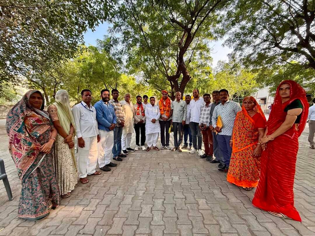 नगर पालिका बनेड़ा में भाजपा बोर्ड बनने पर विधायक डॉ. लालाराम बैरवा ने जताया आभार
शाहपुरा (भीलवाड़ा)-राजेन्द्र खटीक।
शाहपुरा-बनेड़ा। नगर पालिका बनेड़ा में भारतीय जनता पार्टी का बोर्ड बनने पर विधायक डॉ. लालाराम बैरवा ने क्षेत्र के समस्त मतदाताओं, नागरिकों एवं भाजपा कार्यकर्ताओं का हृदय से आभार व्यक्त करते हुए धन्यवाद एवं साधुवाद प्रकट किया।
विधायक डॉ. लालाराम बैरवा ने कहा कि यह जनप्रतिनिधियों एवं कार्यकर्ताओं की मेहनत के साथ-साथ क्षेत्र की जनता द्वारा दिए गए विश्वास और समर्थन का परिणाम है। उन्होंने सभी नवनिर्वाचित पार्षदों एवं भाजपा कार्यकर्ताओं को शुभकामनाएं देते हुए कहा कि नगर पालिका बनेड़ा में विकास कार्यों को गति देने तथा आमजन की समस्याओं के समाधान के लिए मिलकर कार्य किया जाएगा।
उन्होंने कहा कि जनविश्वास को सर्वोपरि रखते हुए बनेड़ा के विकास, स्वच्छता, मूलभूत सुविधाओं और जनसेवा से जुड़े कार्यों को प्राथमिकता के साथ आगे बढ़ाया जाएगा।
इस अवसर पर विधायक ने सभी मतदाताओं, नागरिकों एवं कार्यकर्ताओं का पुनः आभार व्यक्त करते हुए कहा कि जनता का विश्वास ही सेवा के संकल्प को और मजबूत करता है।
