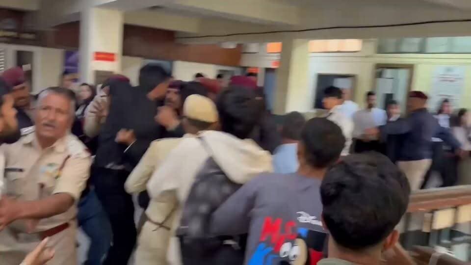 हिमाचल प्रदेश विश्वविद्यालय में तनाव, झड़प के बाद छात्र नेताओं के बैग की चेकिंग; धारदार हथियार मिलने की बात