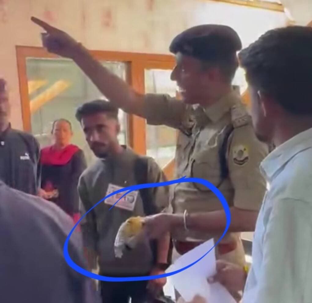हिमाचल प्रदेश विश्वविद्यालय में तनाव, झड़प के बाद छात्र नेताओं के बैग की चेकिंग में मिले धारदार हथियार ।
हिमाचल प्रदेश विश्वविद्यालय में माहौल एक बार फिर तनावपूर्ण हो गया है । विश्वविद्यालय के लॉ विभाग में कुछ छात्र नेताओं और अन्य छात्रों के बीच झड़प होने की जानकारी सामने आई है । घटना के बाद विश्वविद्यालय सुरक्षा के डीएसपी गौरी शंकर मौके पर पहुंचे ।
इसके बाद इनमें से कुछ छात्र वीसी कार्यालय पहुंच गए, जहां बैग की चेकिंग की गई । चेकिंग के दौरान कुछ छात्र नेताओं के बैग में धारदार हथियार मिलने की बात सामने आई है । इस पूरे घटनाक्रम का एक वीडियो भी सामने आया है, जिसमें डीएसपी छात्रों से पूछताछ करते नजर आ रहे हैं । वीडियो में कुछ छात्र नेता यह दावा करते दिखाई दे रहे हैं कि बैग किसी और छात्र का है । हालांकि, पूछताछ के दौरान संतोषजनक जवाब नहीं दिए जाने की बात सामने आई है ।
फिलहाल पुलिस ने मामले में छात्र नेताओं को गिरफ्तार कर केस दर्ज कर लिया है । पुलिस पूरे मामले की जांच कर रही है और झड़प के साथ-साथ बैग में मिले धारदार हथियारों को लेकर भी तथ्यों की जांच की जा रही है ।
#shimla #university