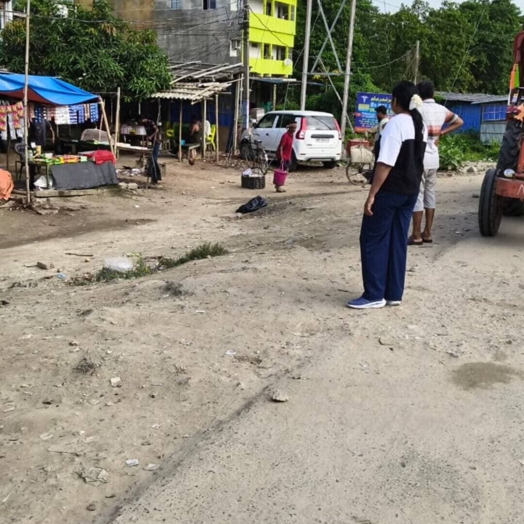 समाहरणालय पूर्णिया,
जनसंपर्क कार्यालय
प्रेस विज्ञप्ति:1458,
दिनांक: 23/9/ 2026,
==================
'स्वच्छता ही सेवा' अभियान के तहत पूर्णिया के नगर निकायों में चलाया गया सघन सफाई अभियान:-
जिला पदाधिकारी पूर्णिया श्री अंशुल कुमार (भा०प्र०से०) के दिशा-निर्देश के आलोक में जिले के सभी नगर निकायों में 17 सितंबर 2026 से 17 अक्टूबर 2026 तक "स्वच्छता ही सेवा" अभियान सघन रूप से चलाया जा रहा है।
इसी क्रम में बुधवार को जिले के नगर पंचायत बायसी में व्यापक सफाई सह जागरूकता अभियान का आयोजन किया गया।
इस अभियान का मुख्य उद्देश्य आम नागरिकों को स्वच्छता के प्रति जागरूक करना और नगर निकायों को पूरी तरह से स्वच्छ एवं गंदगी मुक्त बनाना है।
अभियान के दौरान मुख्य सार्वजनिक स्थलों, बाजार क्षेत्रों, आवासीय परिसरों और प्रमुख सड़कों की विशेष सफाई की गई। साथ ही स्थानीय जनप्रतिनिधियों एवं प्रशासनिक अधिकारियों की उपस्थिति में आम जनों को कचरे के सही निस्तारण (सूखा एवं गीला कचरा अलग करने) और एकल-उपयोग प्लास्टिक (Single-use plastic) के इस्तेमाल से बचने की अपील की गई।
जिला प्रशासन पूर्णिया आम नागरिकों से अपील करता है कि इस माह भर चलने वाले "स्वच्छता ही सेवा" अभियान में बढ़-चढ़कर भाग लें और अपने आसपास के वातावरण को साफ एवं सुंदर बनाने में अपना बहुमूल्य योगदान दें।
#cmsamrat
#samratchoudry