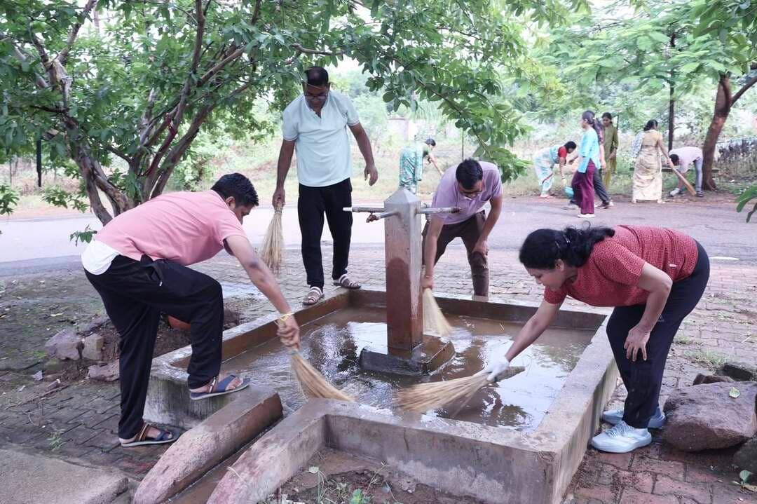 ’सेवा संकल्प अभियान’ के अंतर्गत 'सेवा मेरा योगदान' के तहत आज प्रातः 07:00 बजे से संयुक्त जिला कार्यालय परिसर, बालोद में विशेष स्वच्छता एवं श्रमदान अभियान आयोजित किया गया।
कलेक्टर श्रीमती दिव्या उमेश मिश्रा, पुलिस अधीक्षक श्री किरण गंगाराम चव्हाण, सीईओ जिला पंचायत श्री सुनील चंद्रवंशी सहित कलेक्टोरेट, पुलिस अधीक्षक कार्यालय और जिला पंचायत कार्यालय के सभी अधिकारी, कर्मचारियों ने मिलकर इस अभियान में अपनी सक्रिय भागीदारी निभाई और अपने कार्यालय परिसर को स्वच्छ एवं सुंदर बनाने में सहभागिता निभाई।
#SewaSankalpAbhiyan #SwachhBharat #Balod #Shramdaan #SevaMeraYogdan #CleanIndia