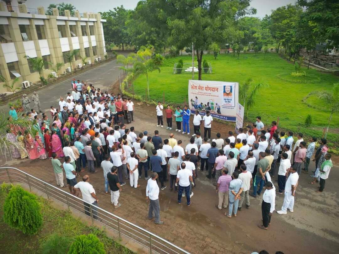 ’सेवा संकल्प अभियान’ के अंतर्गत 'सेवा मेरा योगदान' के तहत आज प्रातः 07:00 बजे से संयुक्त जिला कार्यालय परिसर, बालोद में विशेष स्वच्छता एवं श्रमदान अभियान आयोजित किया गया।
कलेक्टर श्रीमती दिव्या उमेश मिश्रा, पुलिस अधीक्षक श्री किरण गंगाराम चव्हाण, सीईओ जिला पंचायत श्री सुनील चंद्रवंशी सहित कलेक्टोरेट, पुलिस अधीक्षक कार्यालय और जिला पंचायत कार्यालय के सभी अधिकारी, कर्मचारियों ने मिलकर इस अभियान में अपनी सक्रिय भागीदारी निभाई और अपने कार्यालय परिसर को स्वच्छ एवं सुंदर बनाने में सहभागिता निभाने की शपथ ली।
#SewaSankalpAbhiyan #SwachhBharat #Balod #Shramdaan #SevaMeraYogdan #cleanindiamission