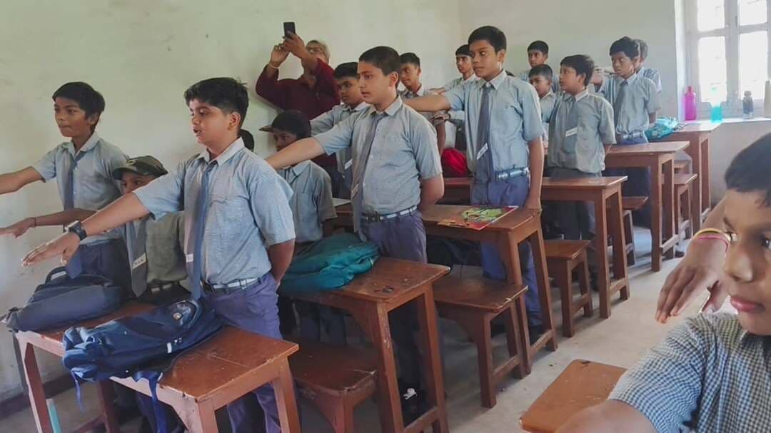 *स्वच्छता ही सेवा 2026*
अभियान के अंतर्गत आज जिला गंगा समिति, नगर निगम कटिहार एवं मेरा युवा भारत (MY Bharat) कटिहार के संयुक्त तत्वावधान में समाहरणालय के समीप स्थित पार्कों, सार्वजनिक स्थलों एवं विद्यालय परिसरों में व्यापक श्रमदान एवं स्वच्छता अभियान चलाया गया।
कार्यक्रम के दौरान उपस्थित अधिकारियों, कर्मचारियों, युवाओं एवं विद्यार्थियों द्वारा स्वच्छता कार्य करते हुए परिसर की साफ-सफाई की गई तथा स्वच्छ एवं सुंदर वातावरण बनाए रखने का संदेश दिया गया। इस अवसर पर बच्चों एवं युवाओं को साफ-सफाई, अपशिष्ट प्रबंधन (Waste Management) तथा पौधारोपण के महत्व के संबंध में विस्तृत जानकारी प्रदान की गई।
साथ ही नदियों, विशेषकर गंगा नदी को अविरल एवं निर्मल बनाए रखने हेतु जनसहभागिता, कचरा प्रबंधन तथा पर्यावरण संरक्षण के विभिन्न उपायों की जानकारी दी गई। प्रतिभागियों को यह भी बताया गया कि दैनिक जीवन में छोटे-छोटे प्रयासों के माध्यम से नदियों को प्रदूषण मुक्त बनाने में महत्वपूर्ण योगदान दिया जा सकता है l
Information & Public Relations Department, Government of Bihar Urban Development & Housing Dept, Govt. of Bihar @topfans #successstorieskatihar #CMSamrat #samratchoudhary #katihar #swachtaabhiyan