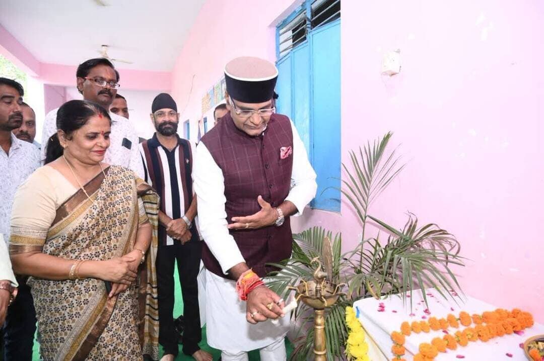 सेवा संकल्प अभियान अंतर्गत सहकारिता विभाग मंत्री श्री Vishvas Kailash Sarang आज भोपाल के बिजली नगर स्थित सांदीपनि विद्यालय में आयोजित ‘सेवा चित्र-मेरे सपनों का भारत’ राष्ट्रीय चित्रकला एवं भाषण प्रतियोगिता कार्यक्रम में शामिल हुए उन्होंने विद्यार्थियों को प्रशस्ति पत्र वितरित कर प्रतिभाशाली विद्यार्थियों का उत्साहवर्धन किया।
#सेवा_संकल्प_अभियान #SevaSankalpAbhiyan