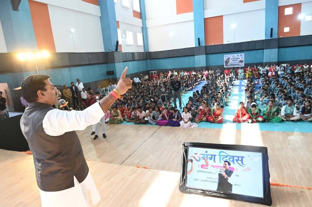 #सेवा_संकल्प_अभियान
शासकीय सांदीपनि विद्यालय, बर्राई, भोपाल में आयोजित ‘उमंग दिवस’ कार्यक्रम में हुजूर विधायक श्री Rameshwar Sharma रामेश्वर शर्मा सम्मिलित हुए। उन्होंने विद्यार्थियों की विविध रचनात्मक एवं सांस्कृतिक प्रस्तुतियों की सराहना करते हुए उनका उत्साहवर्धन किया।
कार्यक्रम में विद्यार्थियों ने ‘विकसित भारत संकल्प-2047’ की संकल्पना को नाट्य प्रस्तुति के माध्यम से प्रभावशाली ढंग से प्रस्तुत किया। बच्चों की प्रतिभा, रचनात्मकता और राष्ट्र के उज्ज्वल भविष्य के प्रति उनकी आकांक्षाओं की सुंदर झलक इन प्रस्तुतियों में देखने को मिली।
विद्यार्थियों की मनमोहक प्रस्तुतियों से पूरा विद्यालय परिसर उमंग और उत्साह से सराबोर हो उठा।
सभी प्रतिभाशाली विद्यार्थियों, शिक्षकगण एवं विद्यालय परिवार को इस सुंदर आयोजन के लिए हार्दिक बधाई एवं शुभकामनाएँ।
बच्चों की प्रतिभा—राष्ट्र की शक्ति, विकसित भारत का संकल्प।
#SevaSankalpAbhiyan #सेवा_संकल्प_अभियान #ViksitBharat2047